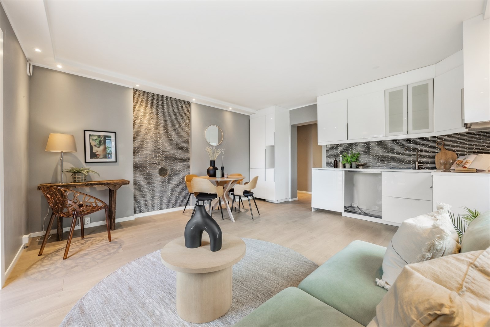 Gjennomgående laminatgulv og malte flater skaper et helhetlig inntrykk Galleribilde