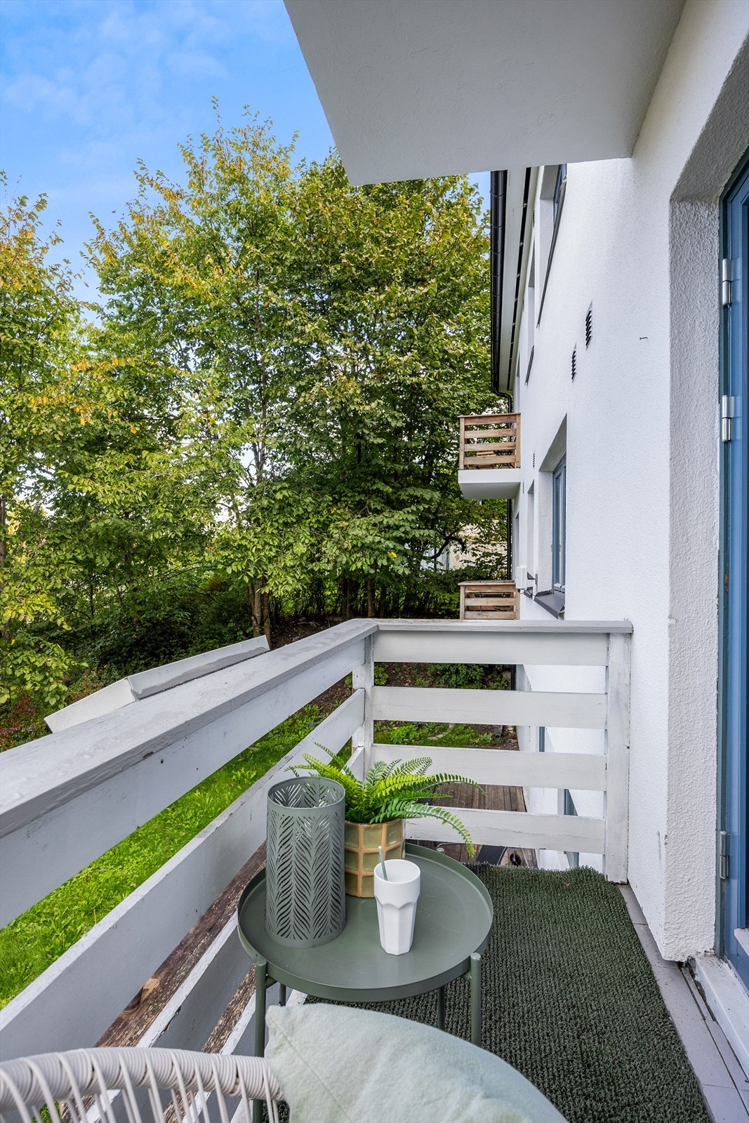 Balkongen har plass til en sittegruppe og vender mot nordvest Galleribilde