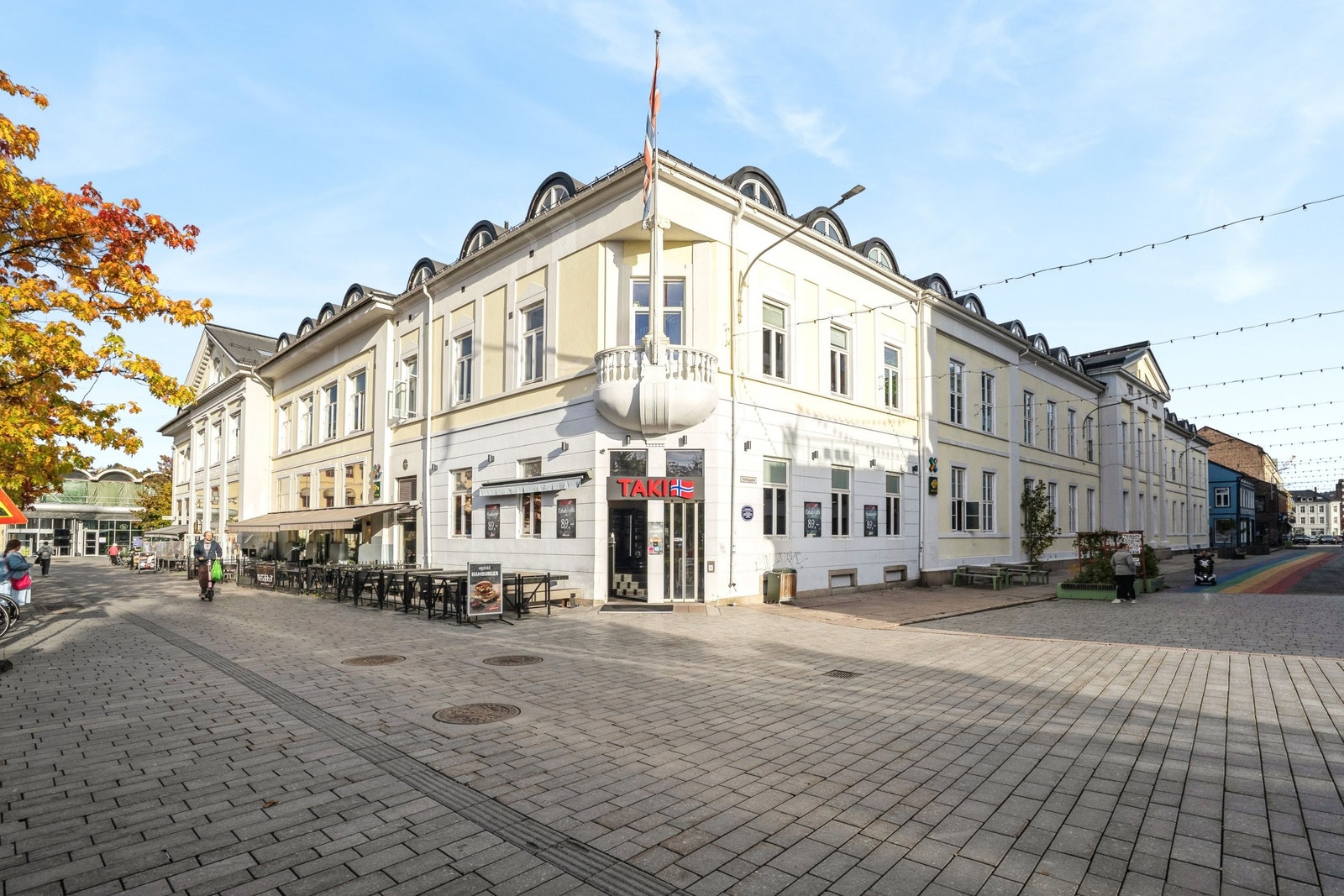 Super sentralt! Tog stasjonen til venstre og leiligheten i vinduer litt til høyre Galleribilde