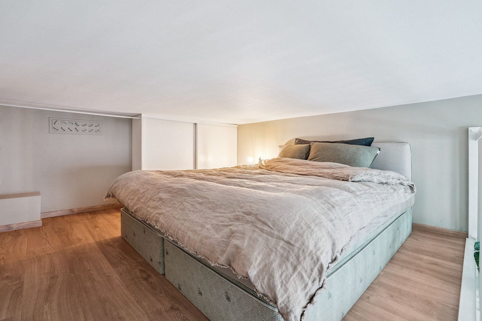 Romslig gulvareal og stort skap på hemsen Galleribilde