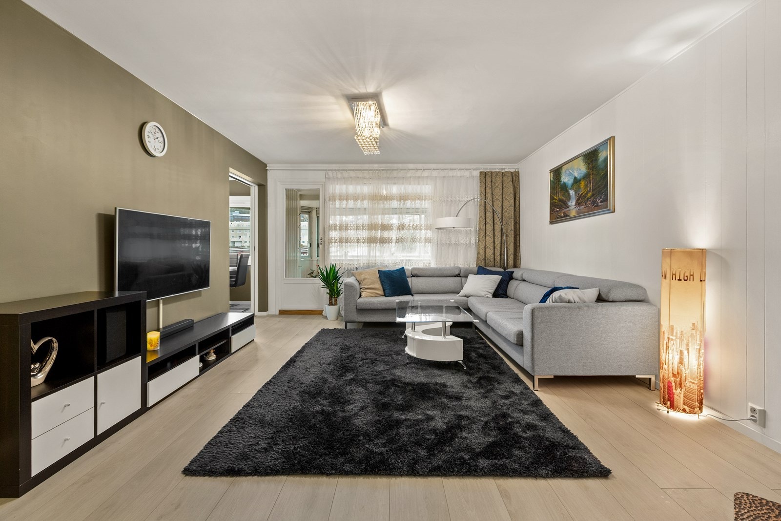 Velkommen til Byåsveien 151A - en pent oppgradert 3-roms toppleilighet med solrik vestvendt balkong og fin beliggenhet på Havstein. Galleribilde