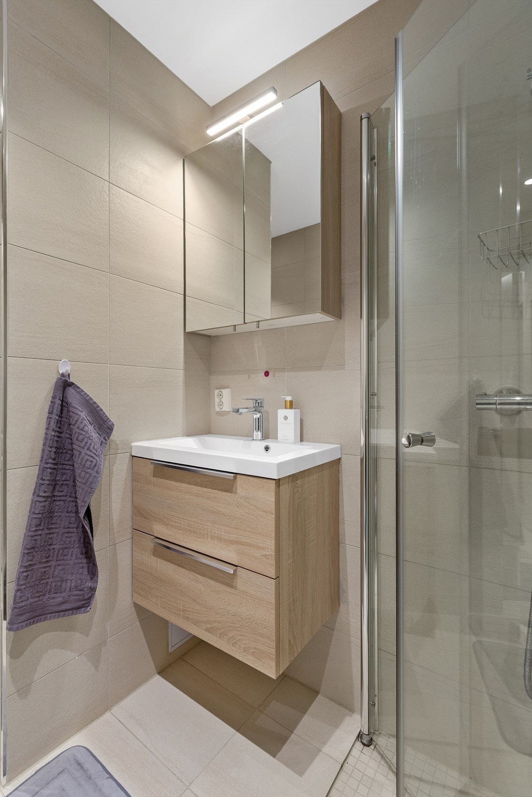 Innredningen består av servant med under- og overskap, dusjhjørne og vegghengt toalett. Galleribilde