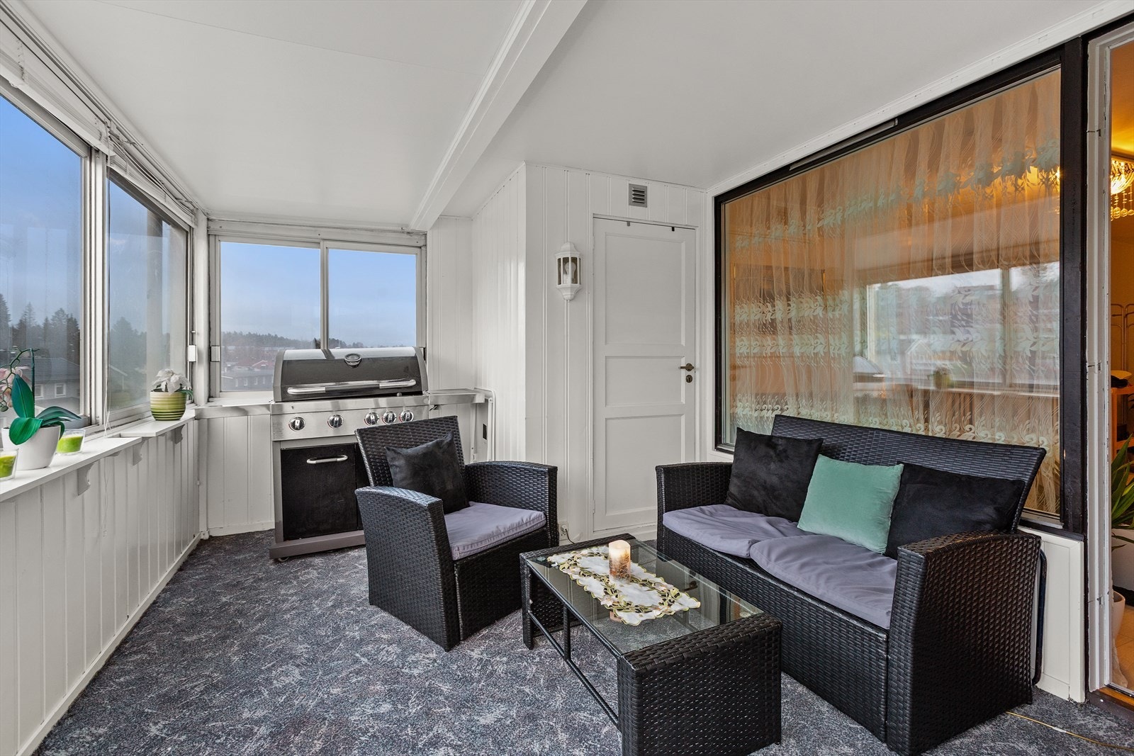 Den vestvendte balkongen på 11 m² byr på gode solforhold og mange møbleringsmuligheter. Galleribilde