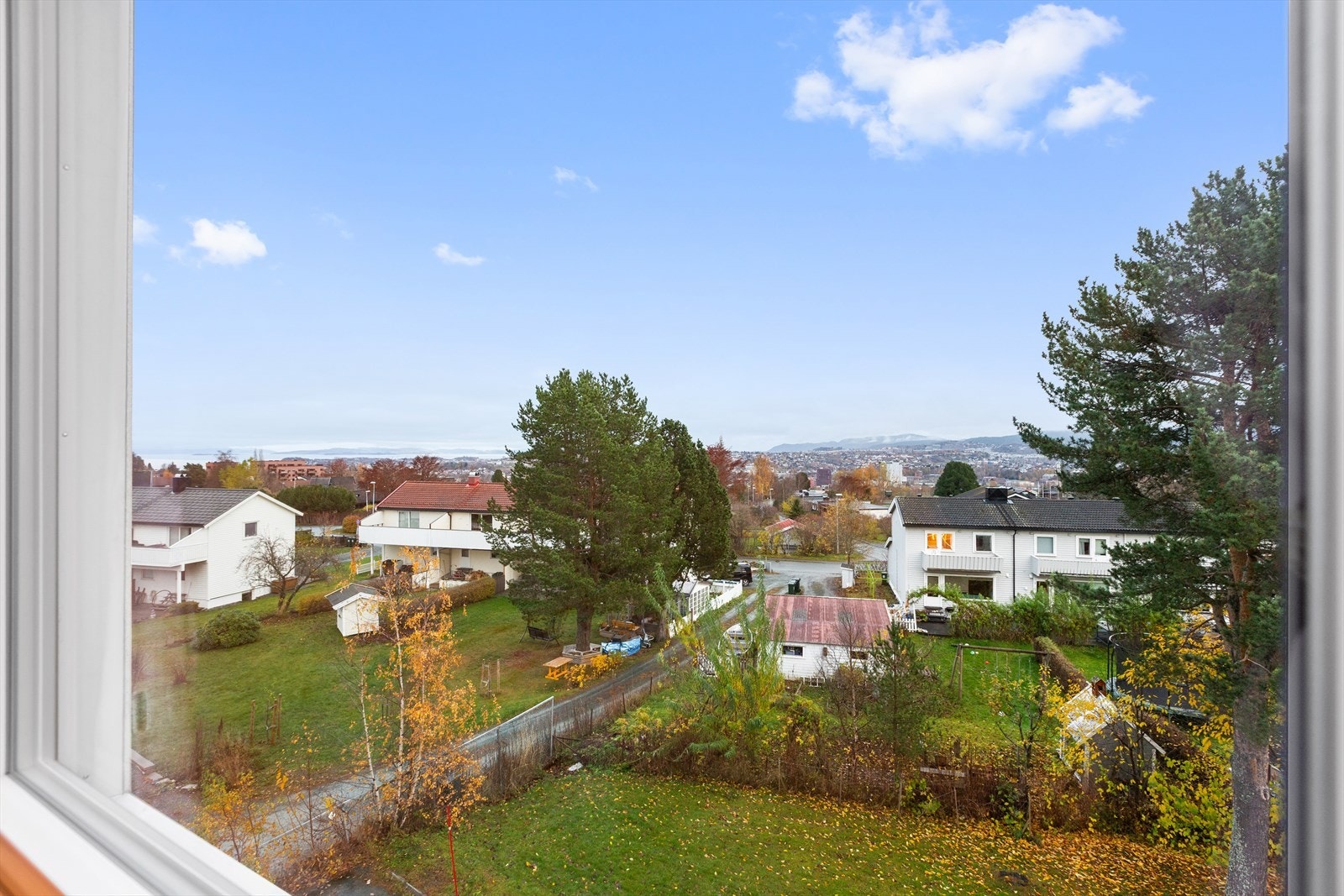 Vinduene på begge soverommene og ett av kjøkkenvinduene er byttet i 2019. Galleribilde