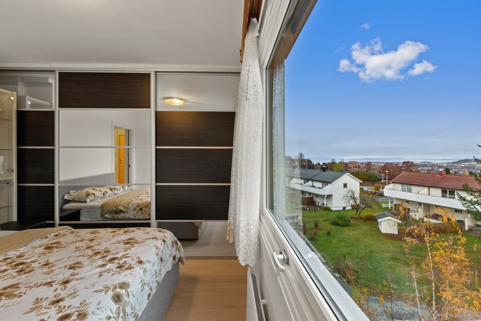 Gjennom vinduet på soverommet, som er vurdert til TG1 av takstmann, har du fin utsikt mot byen og Trondheimsfjorden. Galleribilde