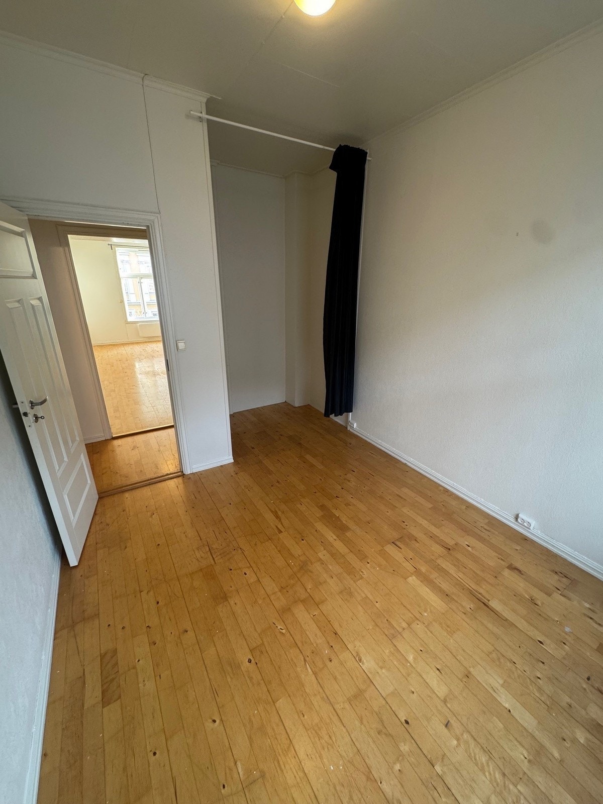 Nisje for garderobe. Galleribilde