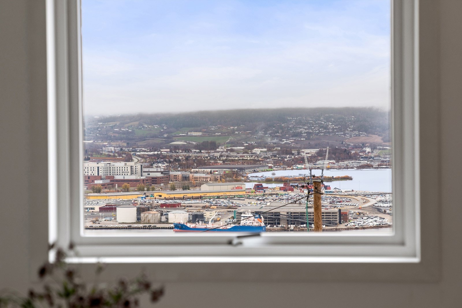 Utsikt og lysinnslipp gir en god romfølelse Galleribilde