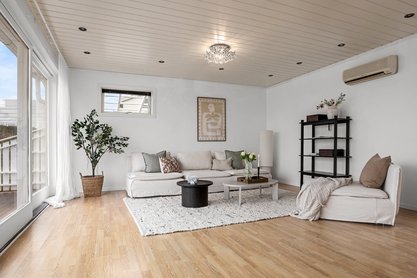 Dette er en innholdsrik enebolig over to plan på Austad Galleribilde