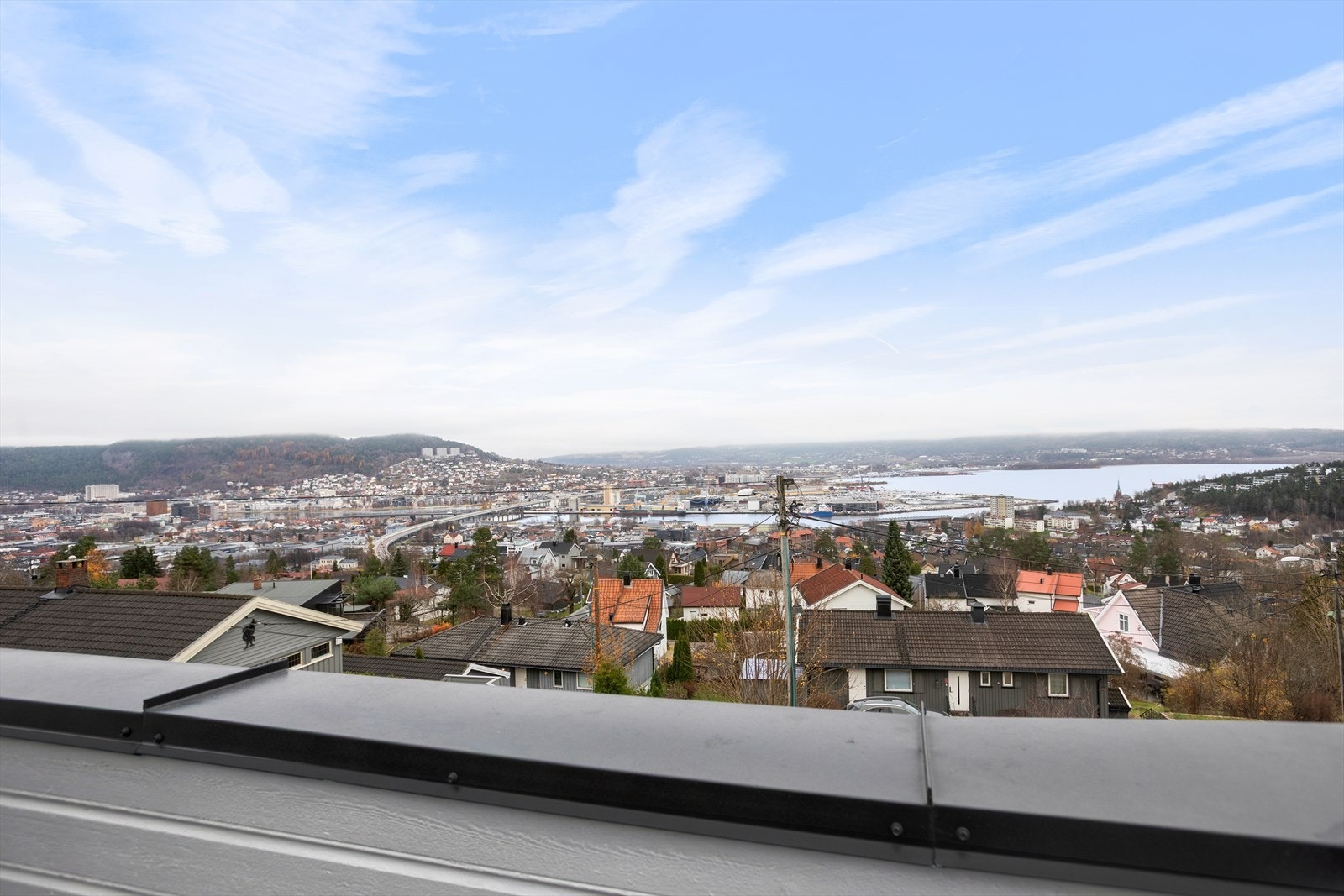 Boligen ligger fint til i rolig gate, med nydelig utsikt Galleribilde