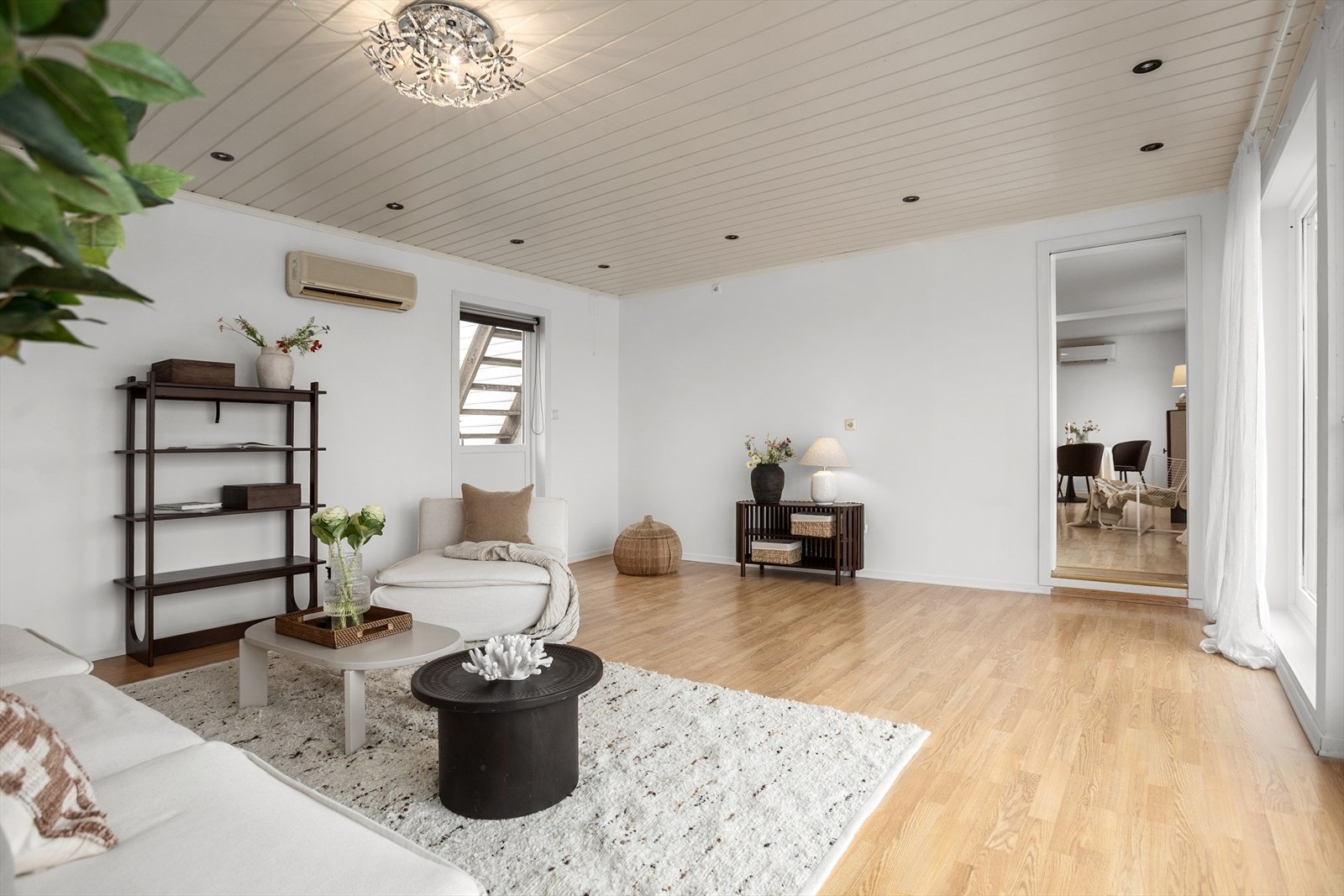 Stue 2 er også flott og romslig, med utgang til uteplass begge sider Galleribilde