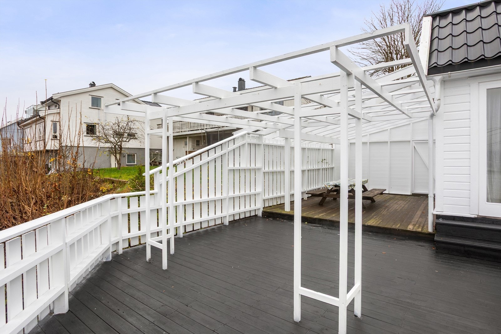 Delvis takoverbygget uteplass gir en lun og fin sone sommerstid Galleribilde