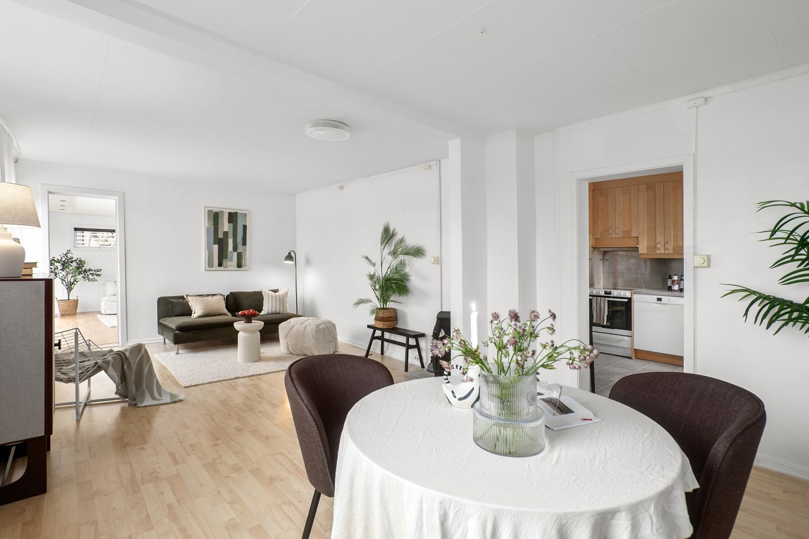 Fra kjøkken kommer man inn til to lyse og fine stuer Galleribilde