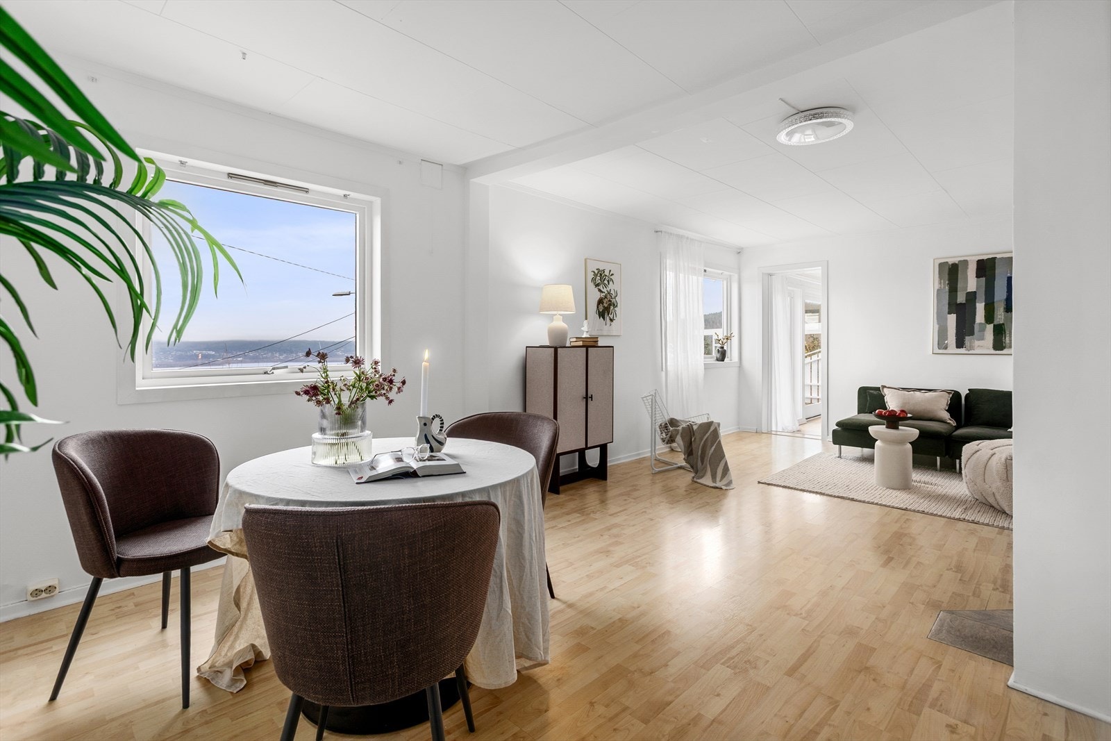 Her er det gode møbleringsmuligheter for både sofa- og spisegruppe Galleribilde