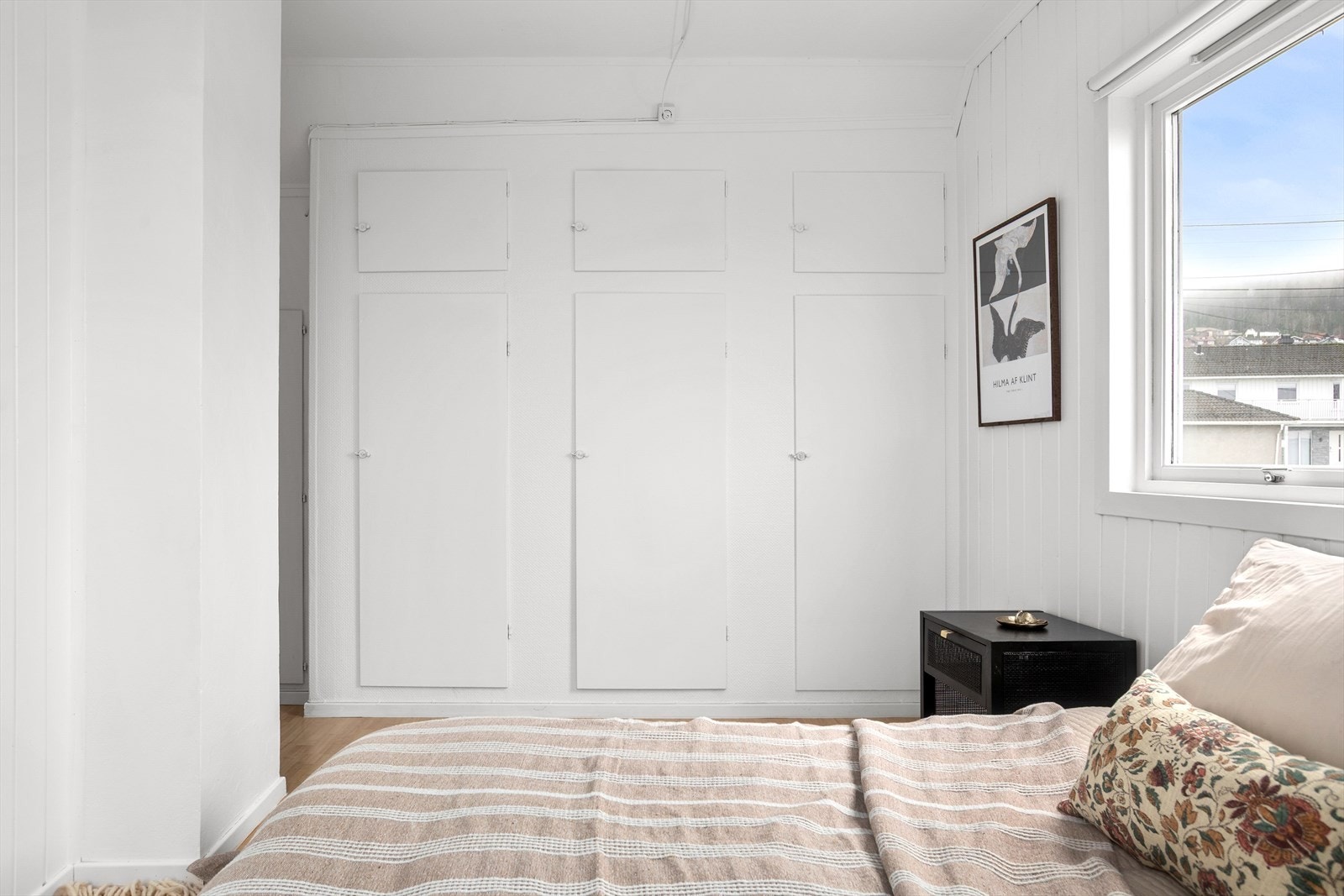 Godt med lagringsplass i plassbygde skap Galleribilde