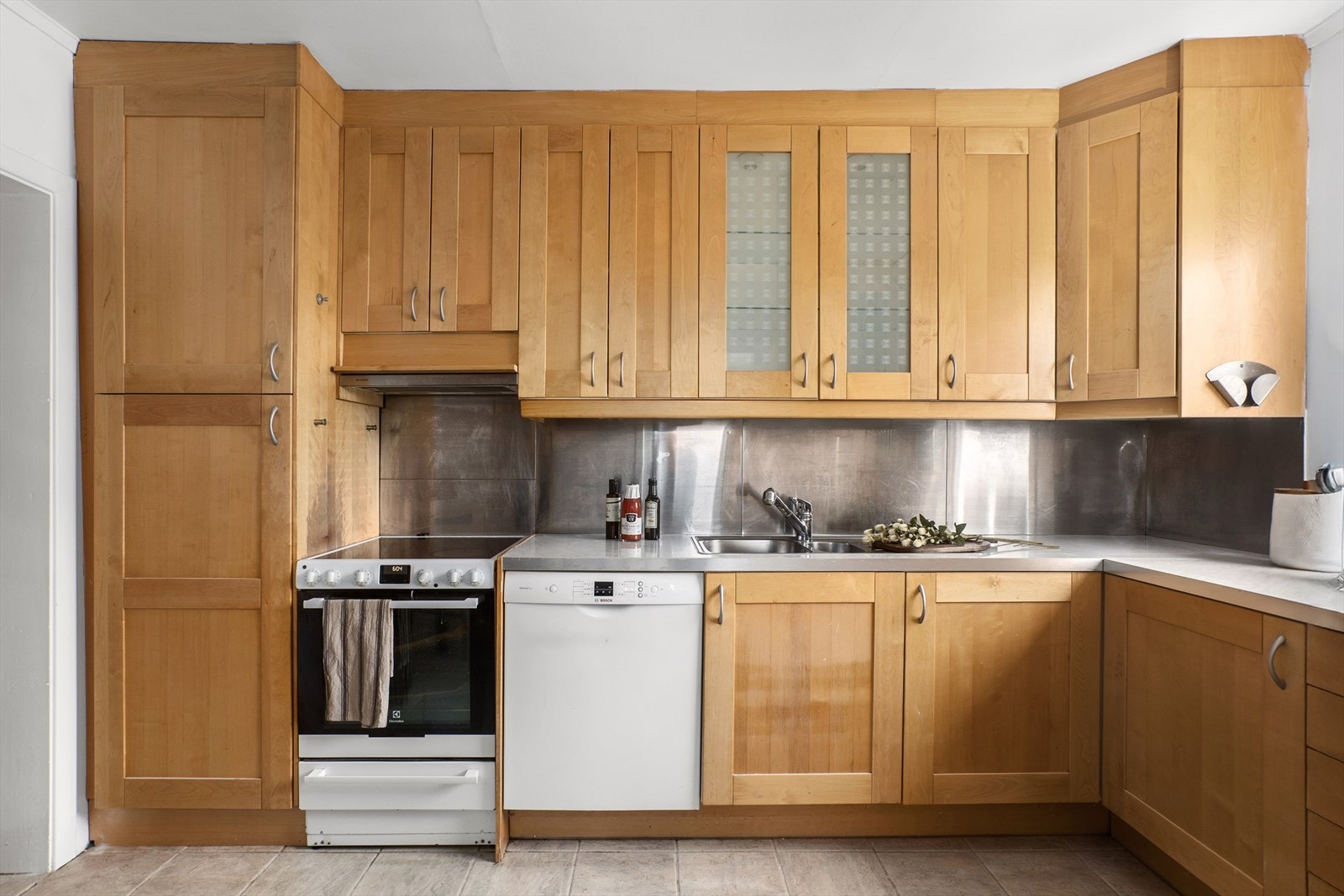 Kjøkken har frittstående hvitevarer - oppvaskmaskin medfølger Galleribilde