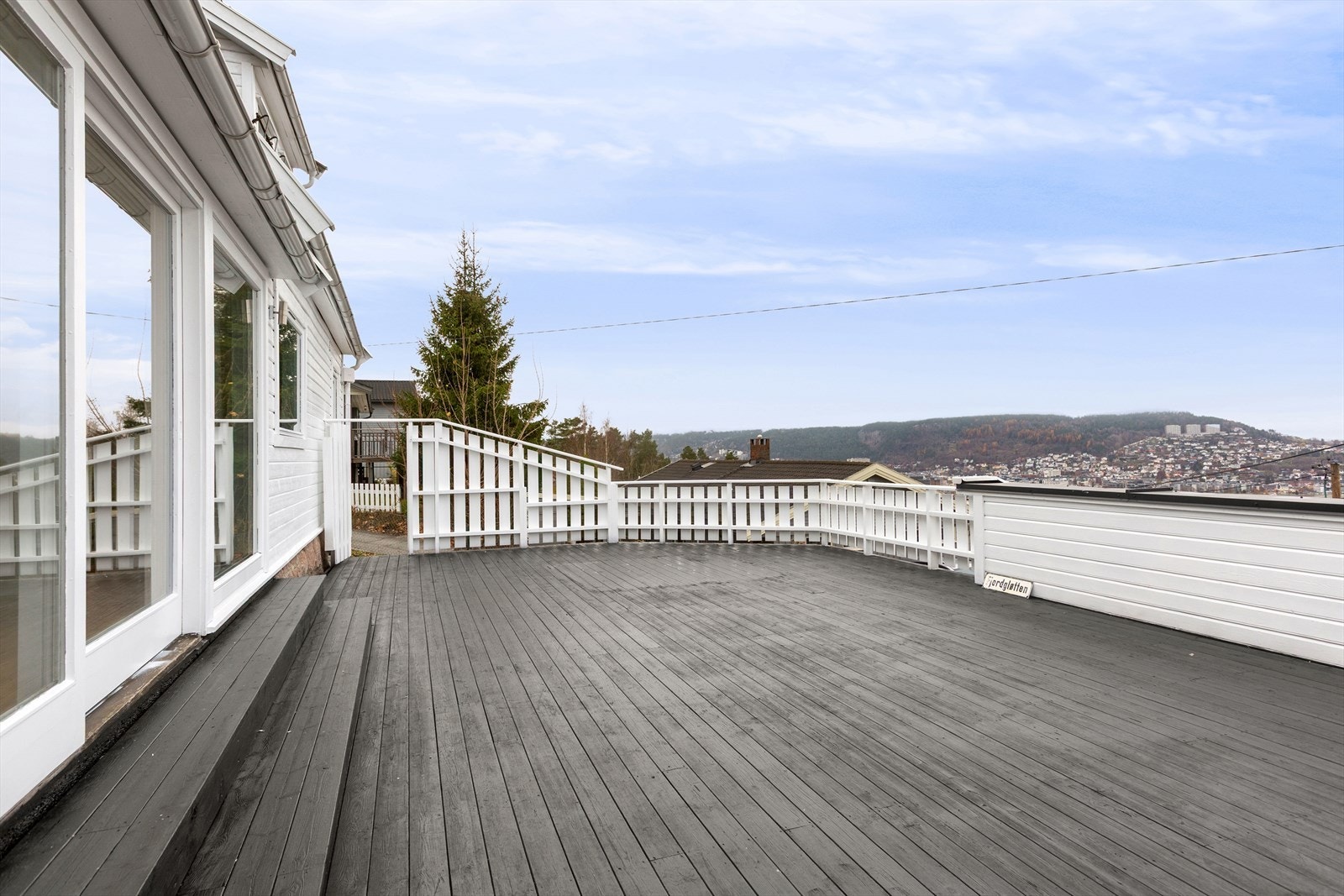 Her har du vidstrakt utsikt mot byen og utover fjorden Galleribilde