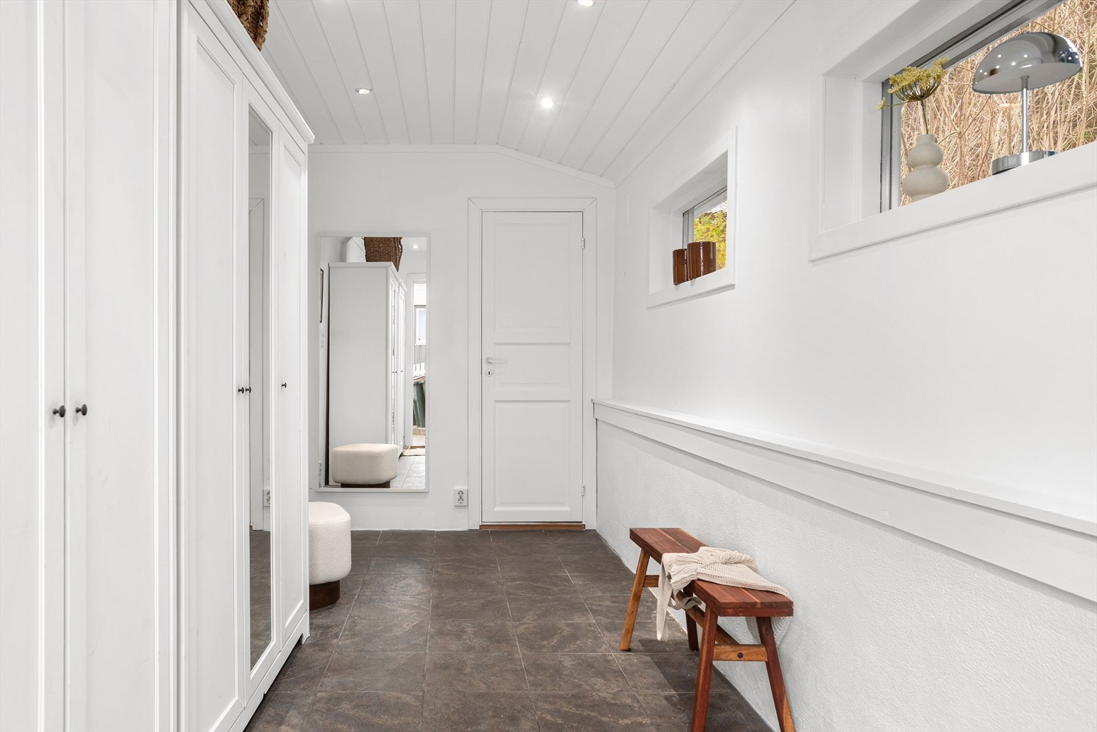 Direkte adkomst til bod for ekstra oppbevaring. Downlights i tak. Galleribilde