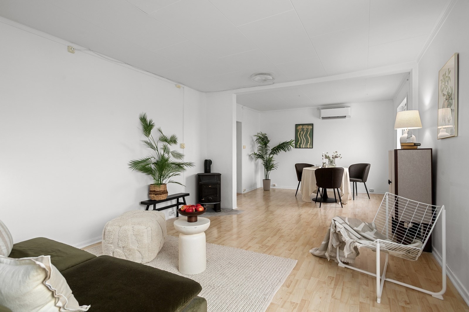 I tillegg til varmepumpe har rommet også peisovn, men denne er stengt pt Galleribilde