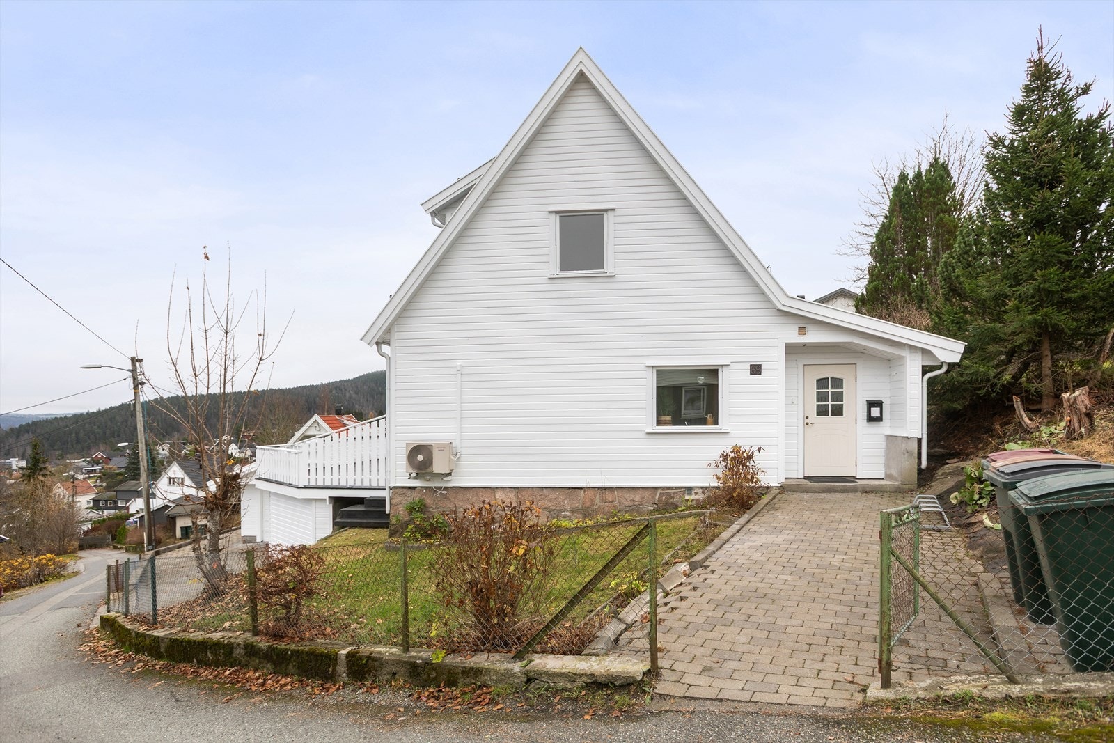 Fasade med port inn til hage Galleribilde