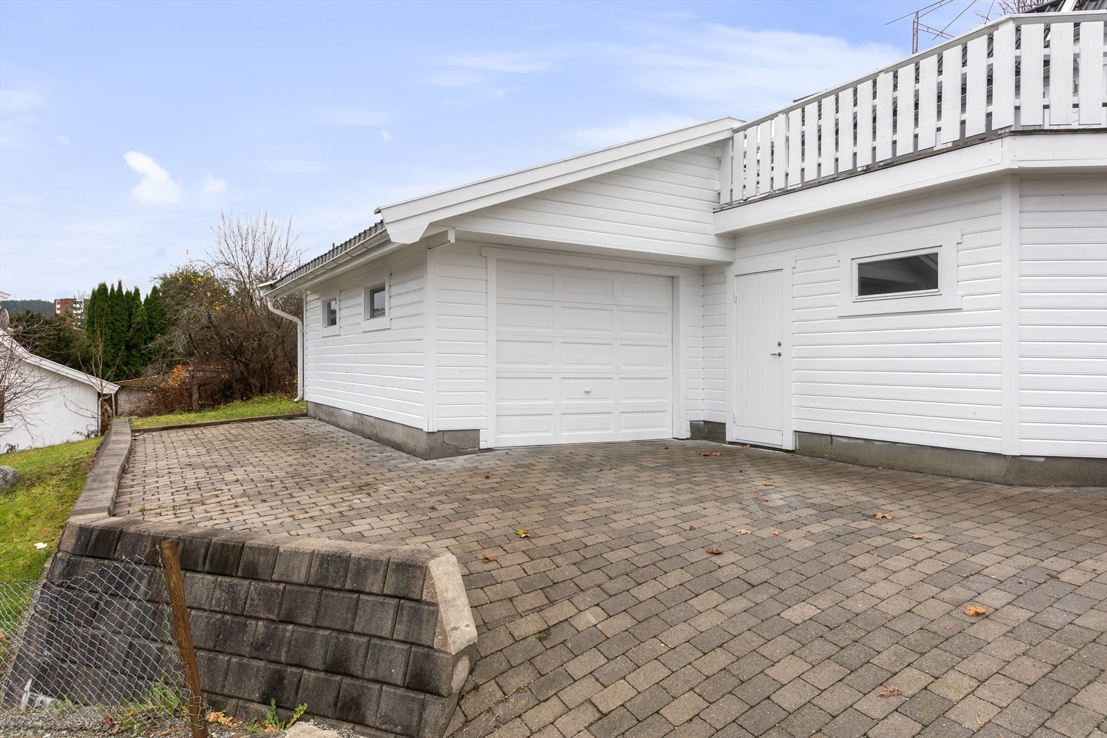 Garasje med steinlagt gårdsplass, samt bodarealer Galleribilde