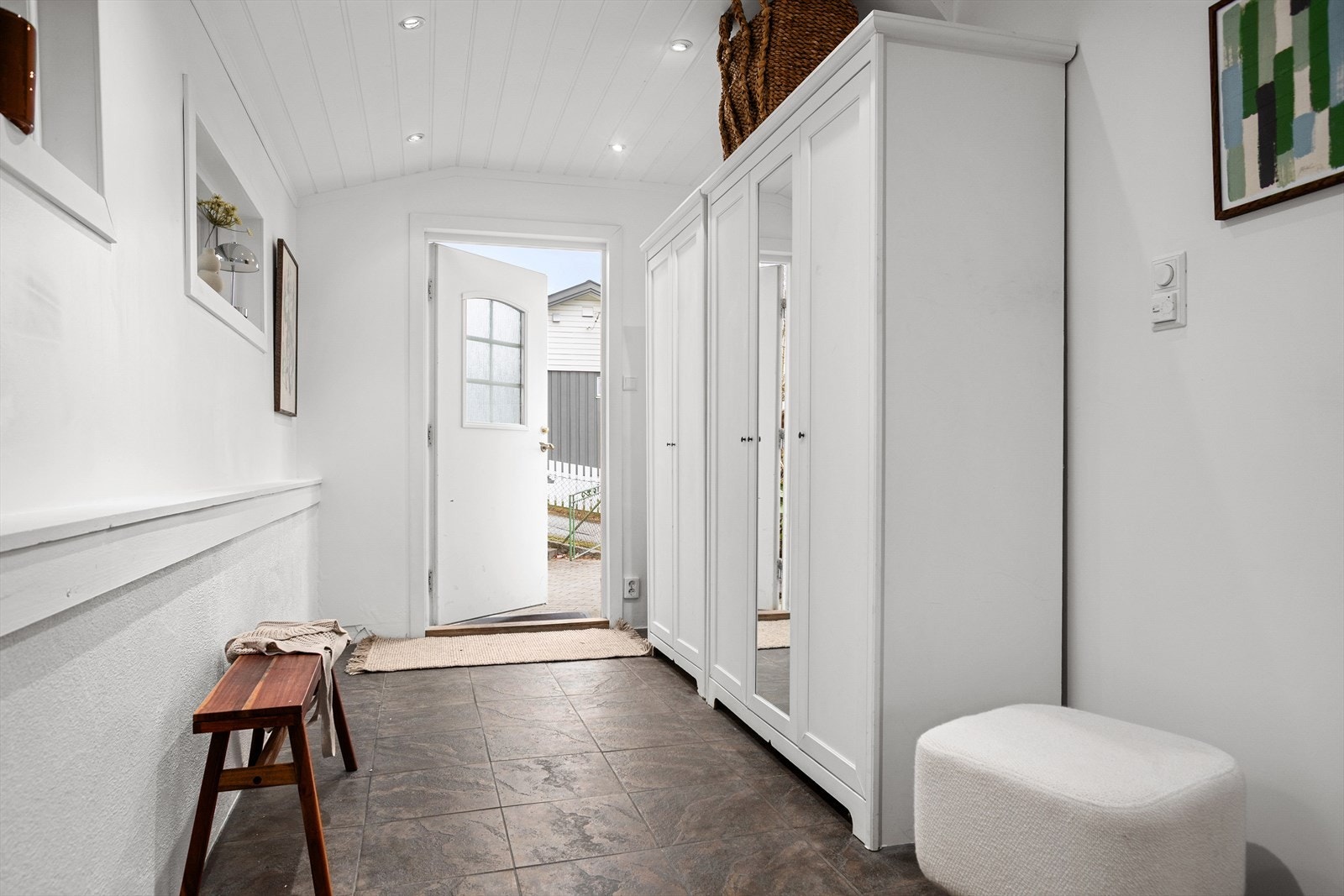 Gang med flis på gulv med varmekabler og godt med lagringsplass Galleribilde