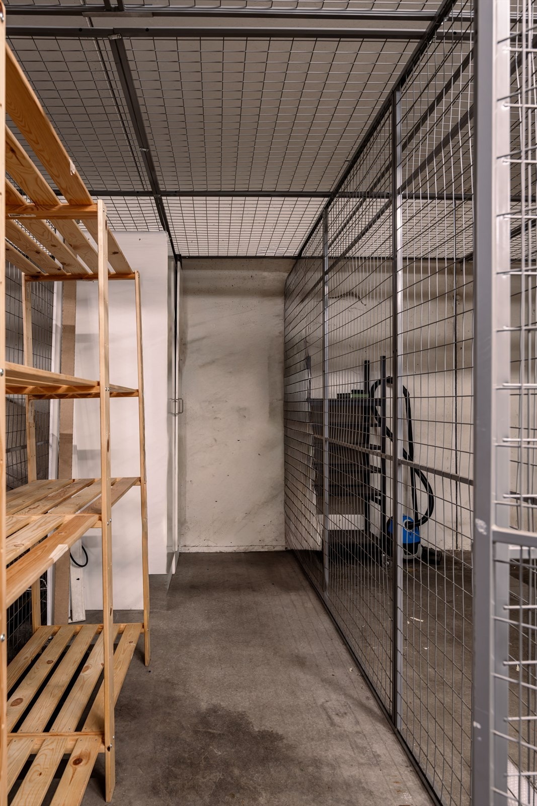 I kjelleren medfølger en ekstern bod på ca. 5 m², ideell for sesongutstyr og ekstra oppbevaring. Galleribilde