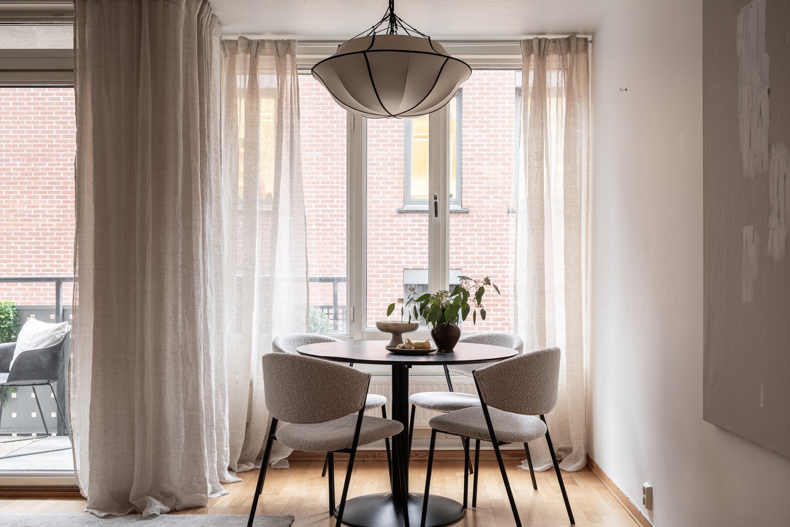 Den gjennomgående planløsningen gir rommet godt naturlig lys og en harmonisk atmosfære. Galleribilde