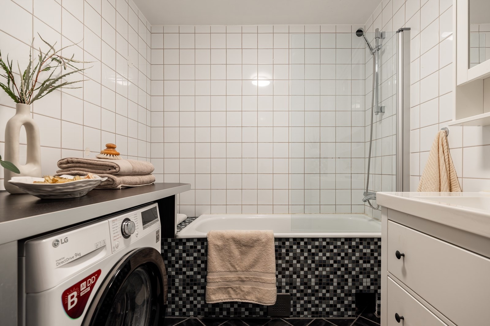 Her får du badekar med dusjløsning, vegghengt toalett og en vaskemaskin som medfølger. Galleribilde