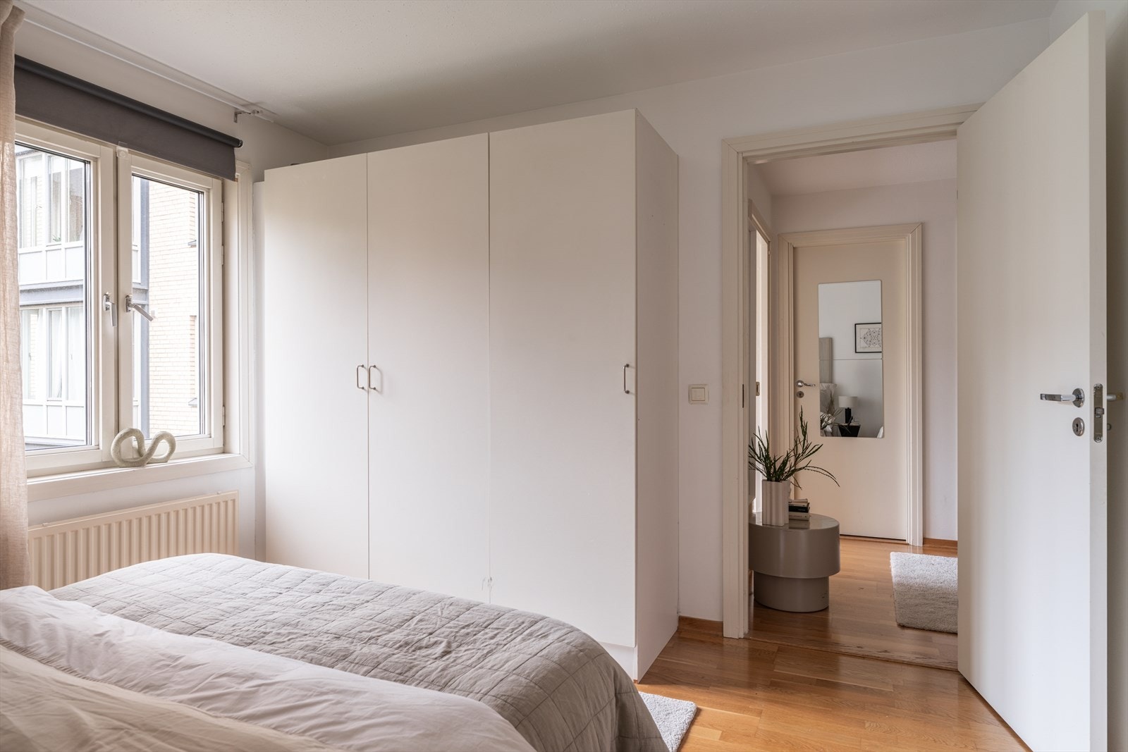 Garderobeløsningen følger med og gir rommet gode oppbevaringsmuligheter fra første stund. Galleribilde