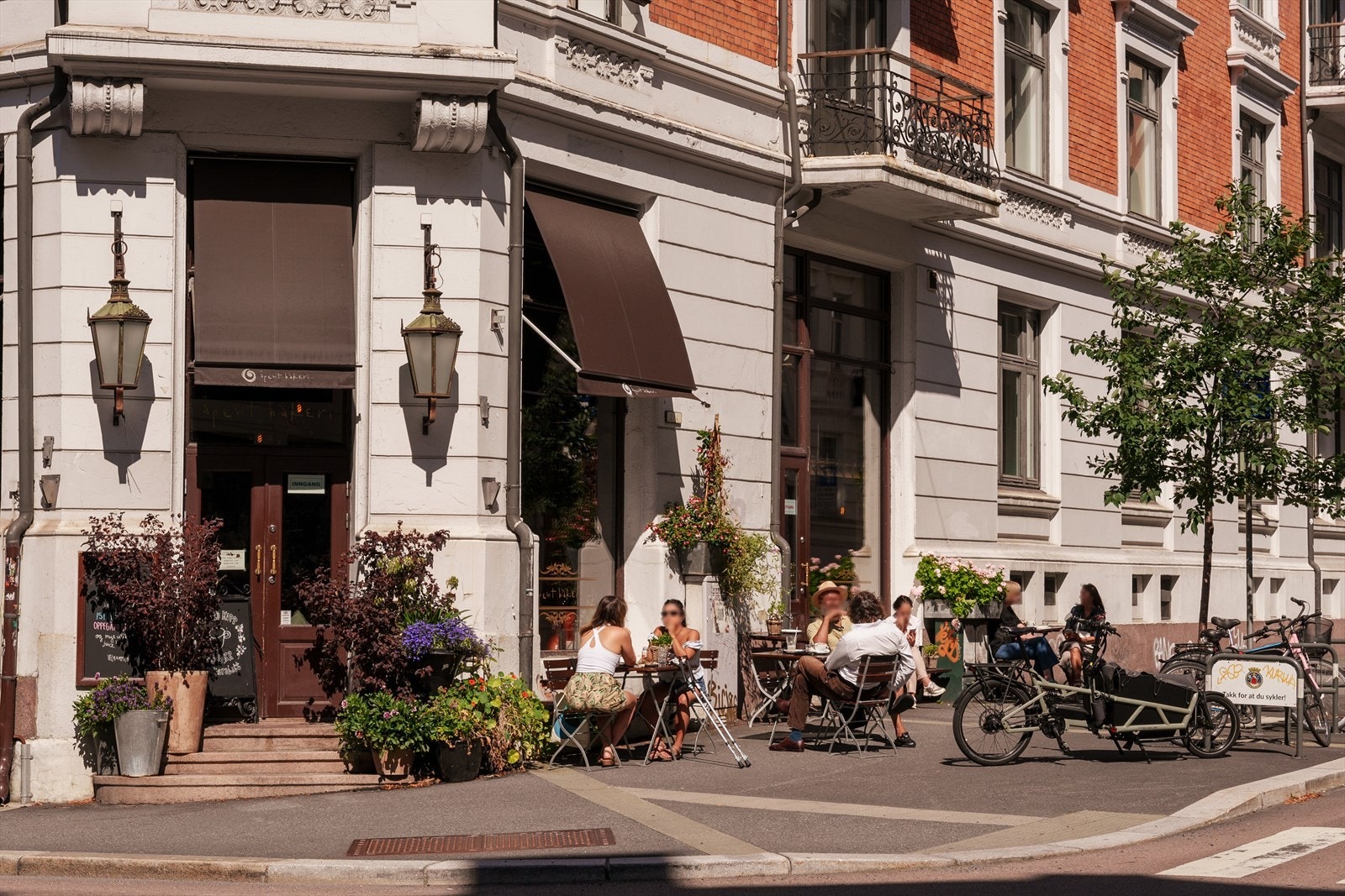Bybildet rundt boligen byr også på et stort utvalg av restauranter, kafeer og hyggelige serveringssteder. Galleribilde