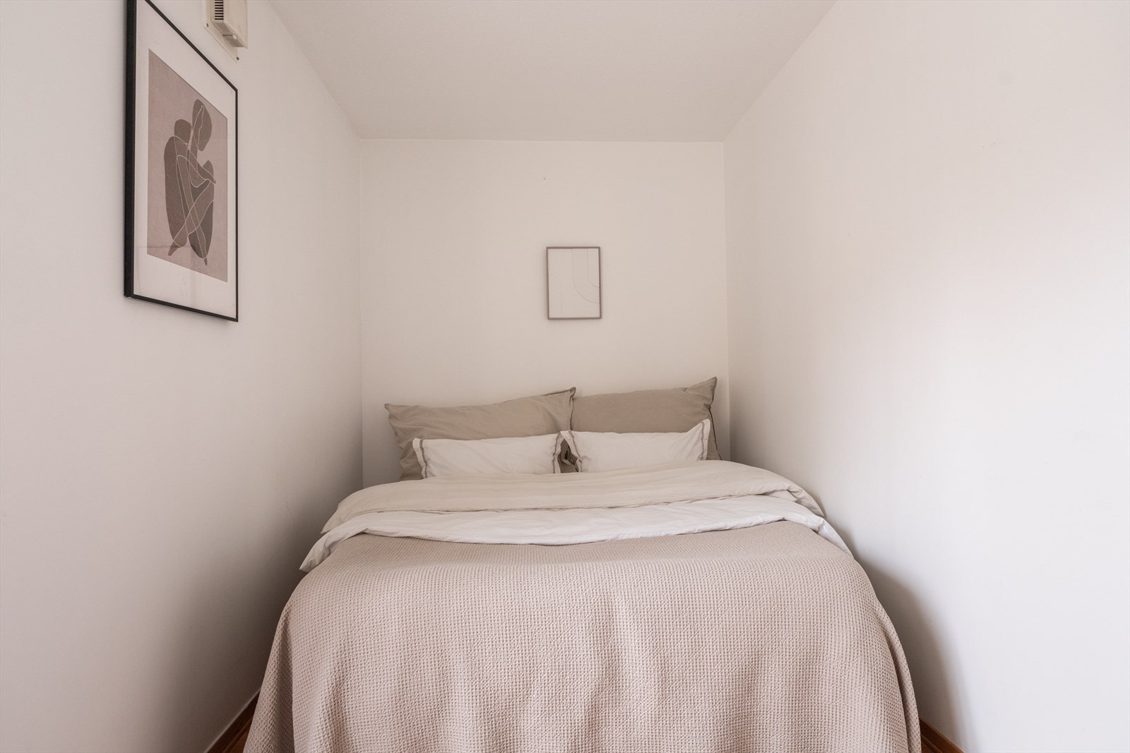 Soveavdelingen er rolig og privat, med god plass til en stor seng. Galleribilde