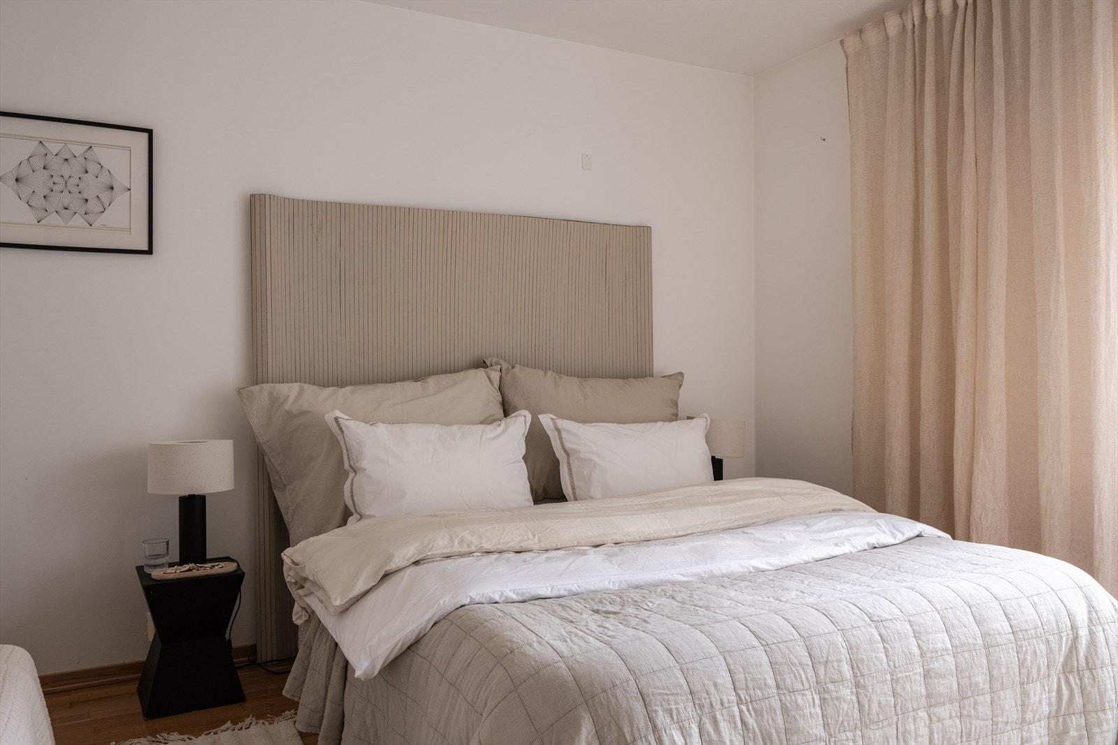 Rommet har god plass til seng, garderobe og øvrig innredning, slik at du enkelt kan møblere etter behov og ønsket stil. Galleribilde