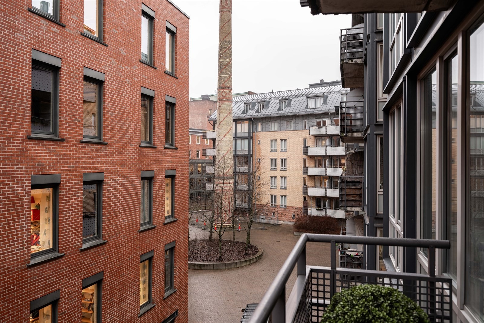 Fra høyre side kan du se ut mot en lun og fredelig bakgård. Galleribilde