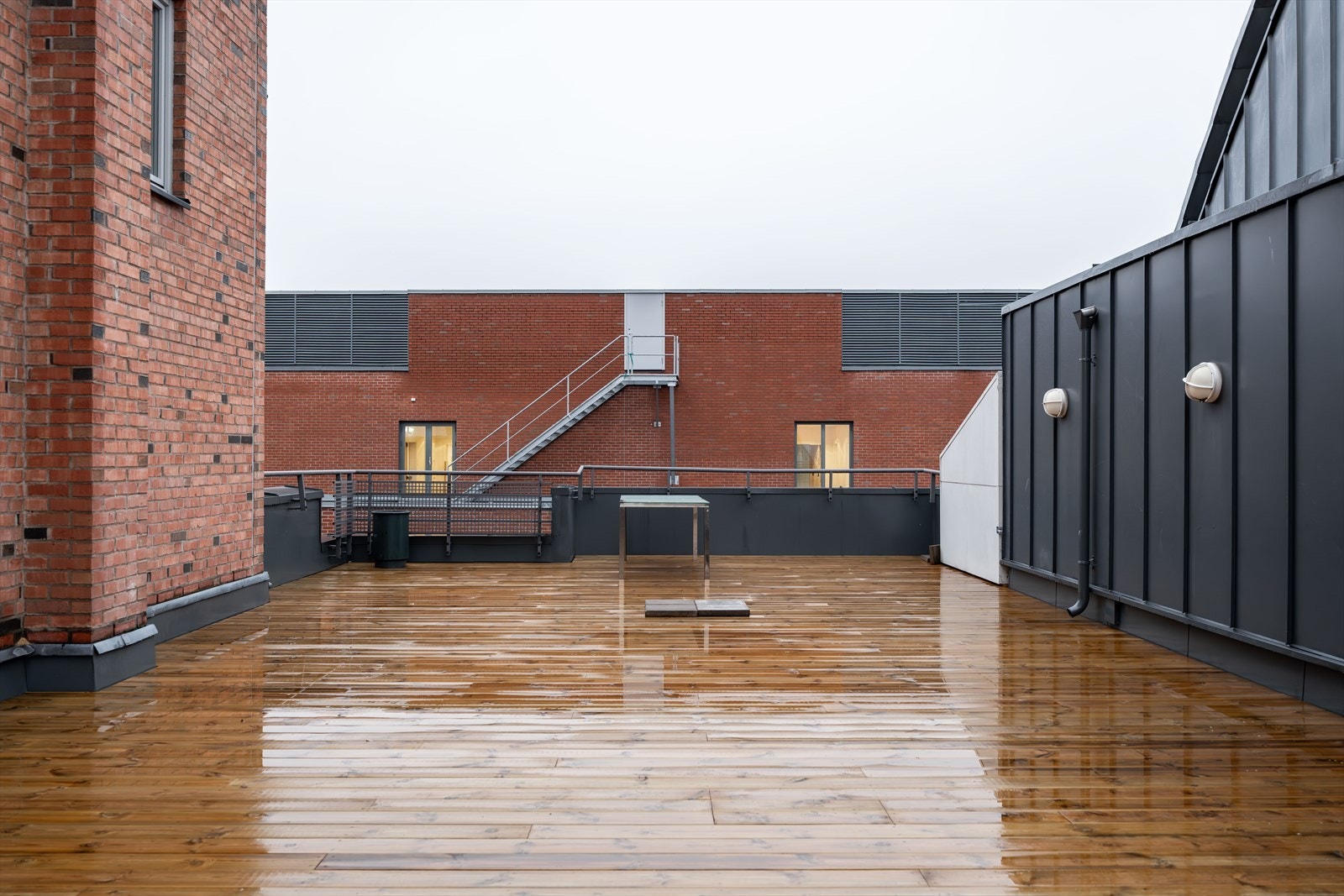 Takterrassen ligger i samme oppgang - ta heisen opp og nyt varme sommerdager. Galleribilde