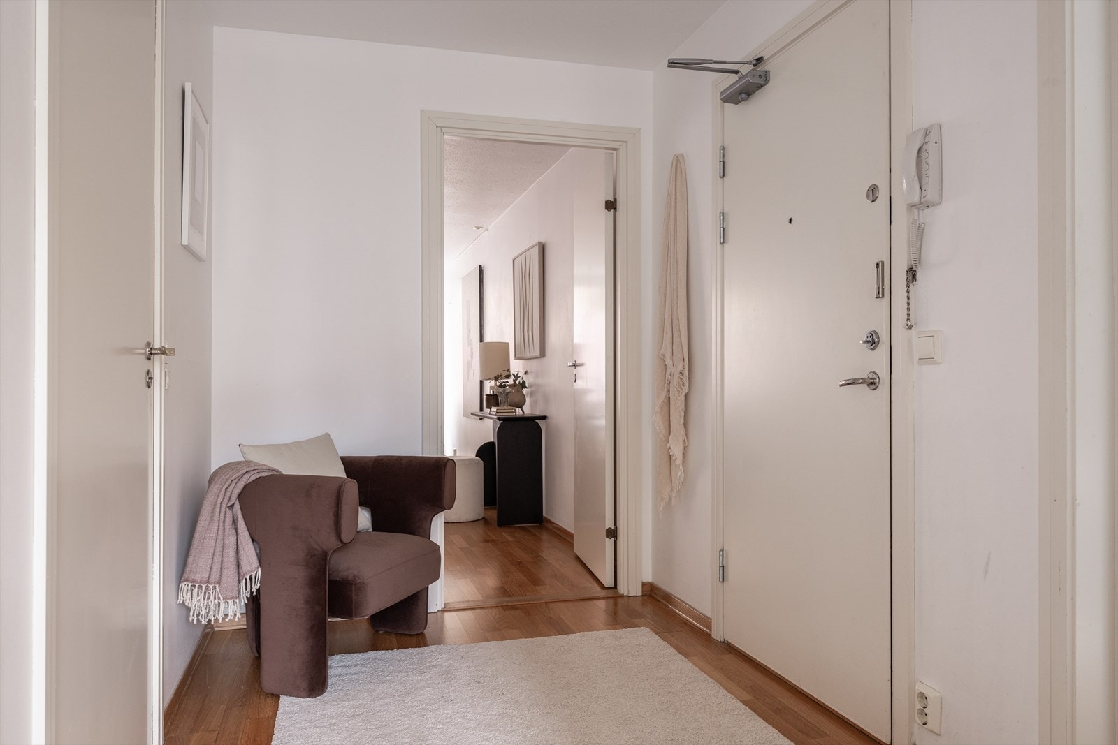 Leiligheten ønsker deg velkommen inn i en lys og romslig entréhall med dørcalling. Galleribilde