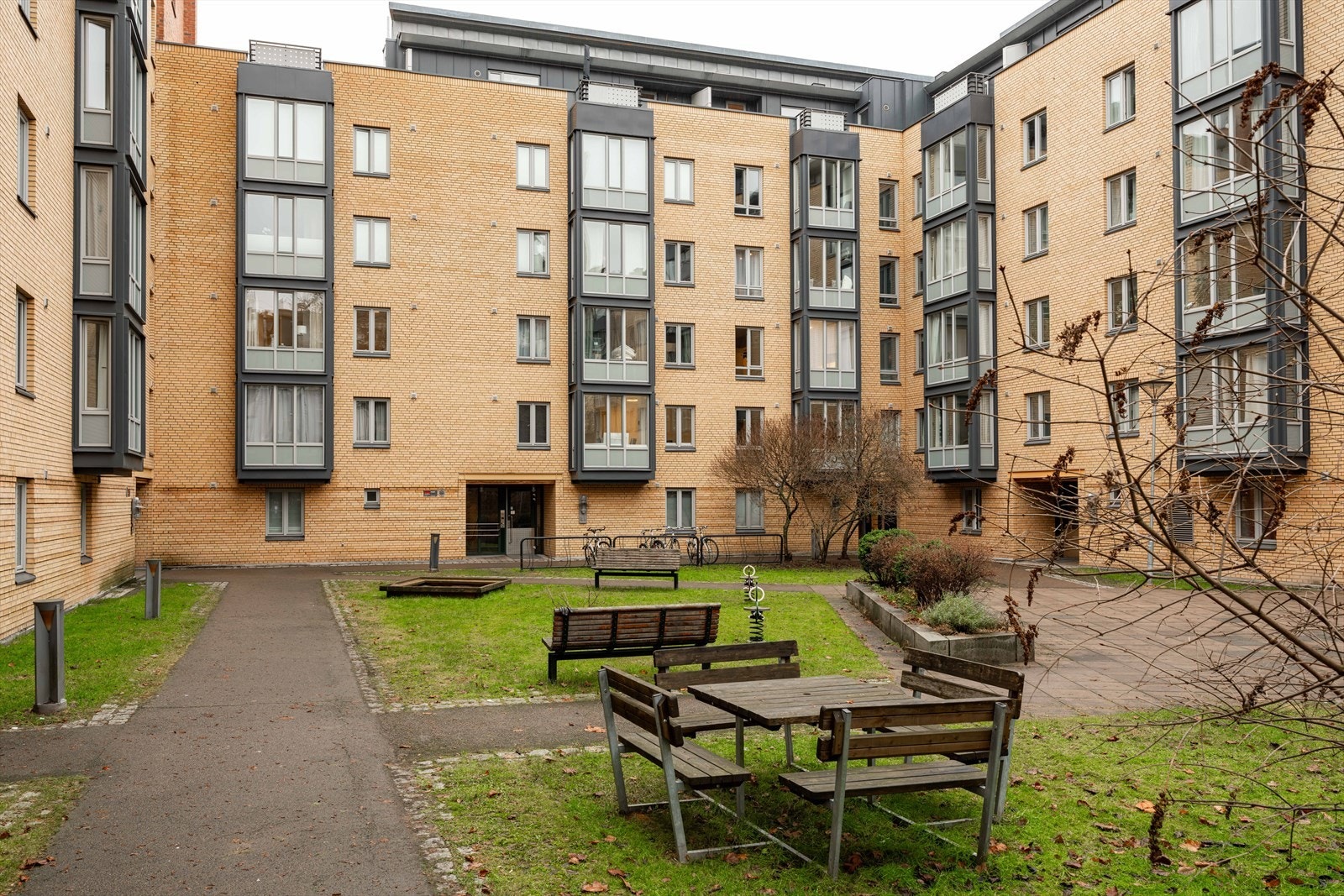 Sameiet er veldrevet, og leilighetens andel av fellesgjelden er svært lav (kr 2 992). Fyring og varmt vann er inkludert i felleskostnadene. Galleribilde