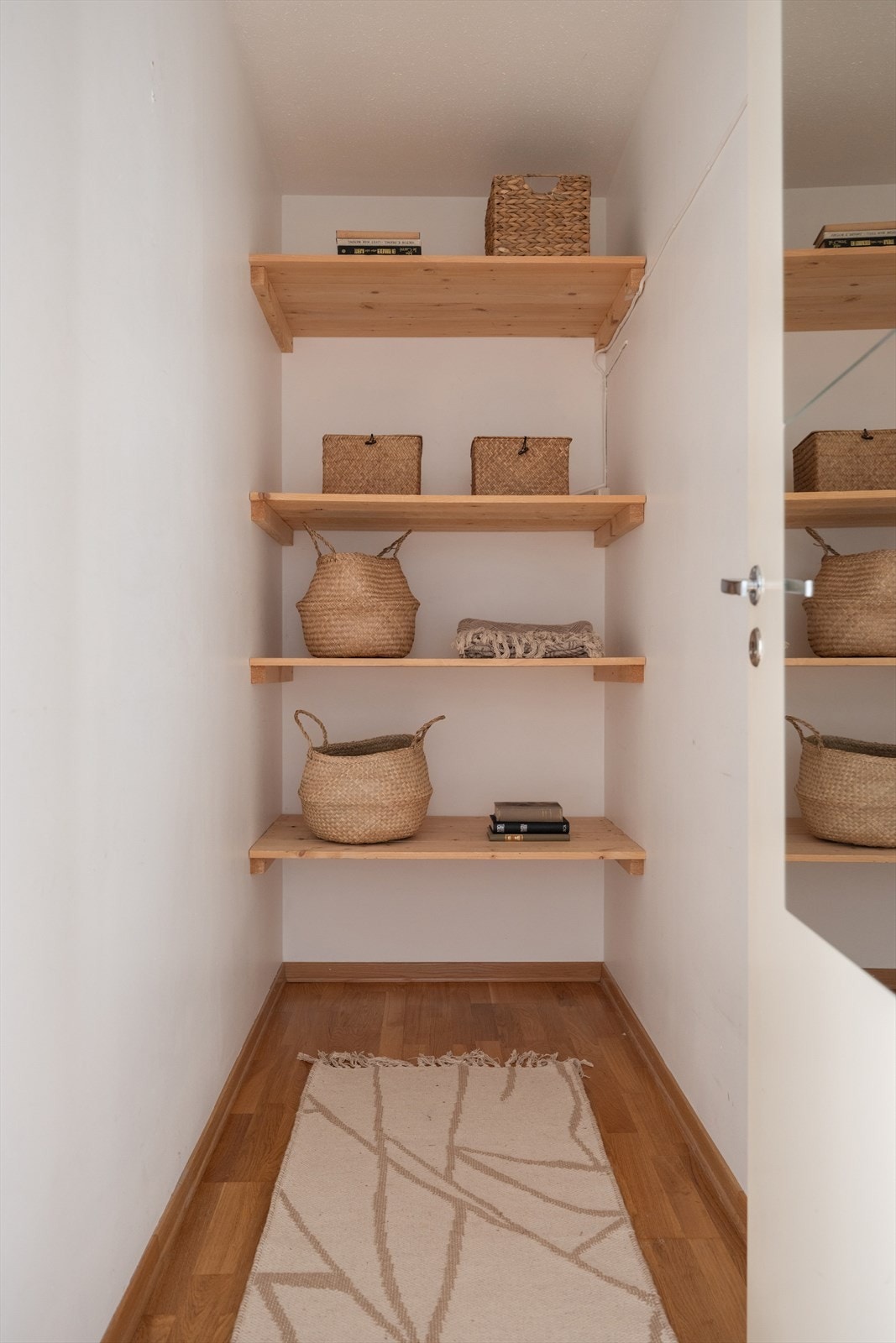 Den innvendige boden er romslig og utstyrt med faste hyller som gir gode, praktiske oppbevaringsmuligheter i hverdagen. Galleribilde