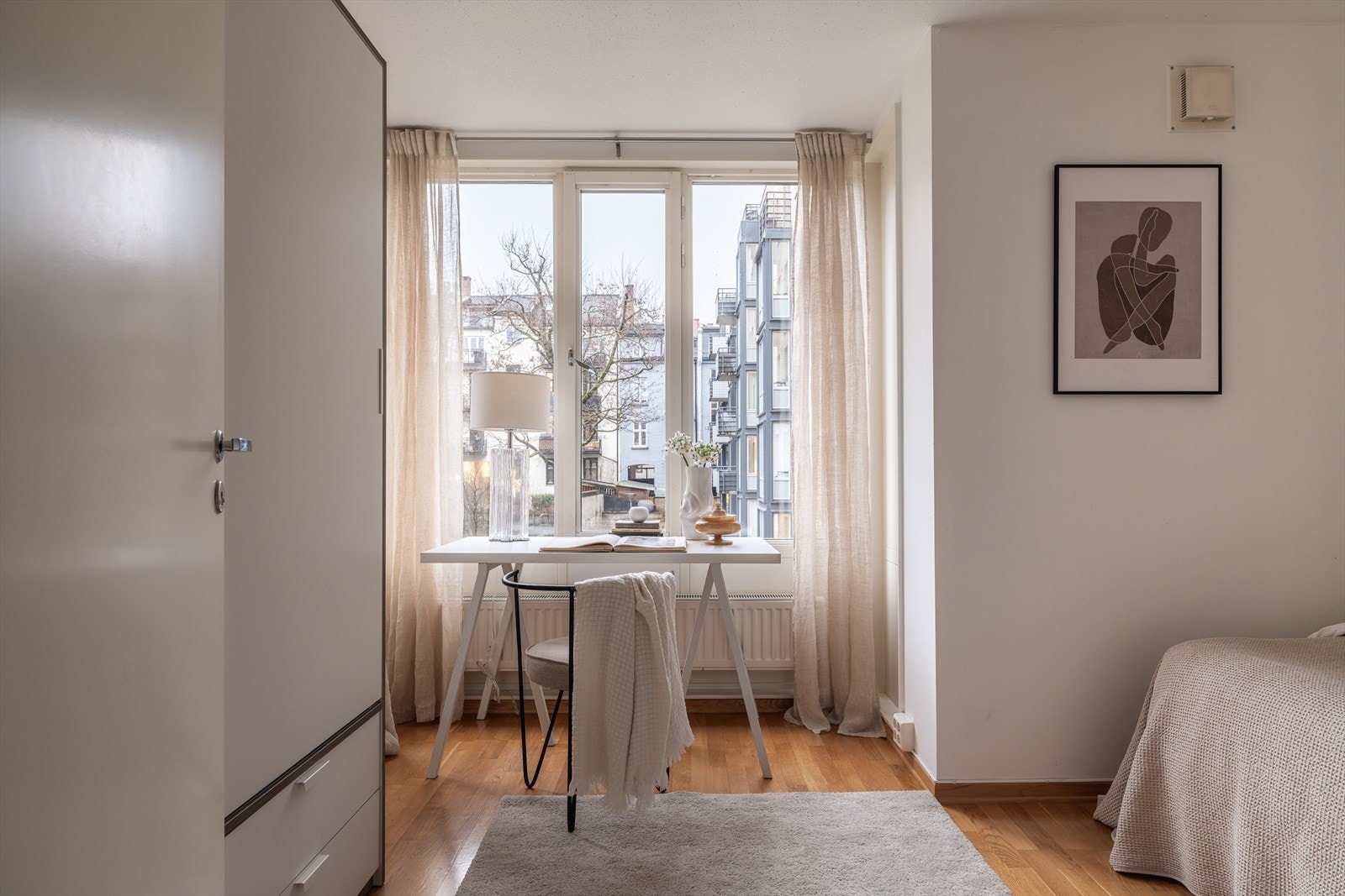 Hovedsoverommet skiller seg ut med en tilbaketrukket nisje, perfekt til arbeidsplass, sminkebord eller lesekrok. Galleribilde