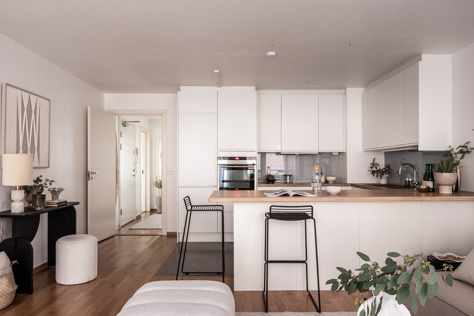 Barløsningen skaper et fint knutepunkt som binder kjøkken og stue sammen. Galleribilde