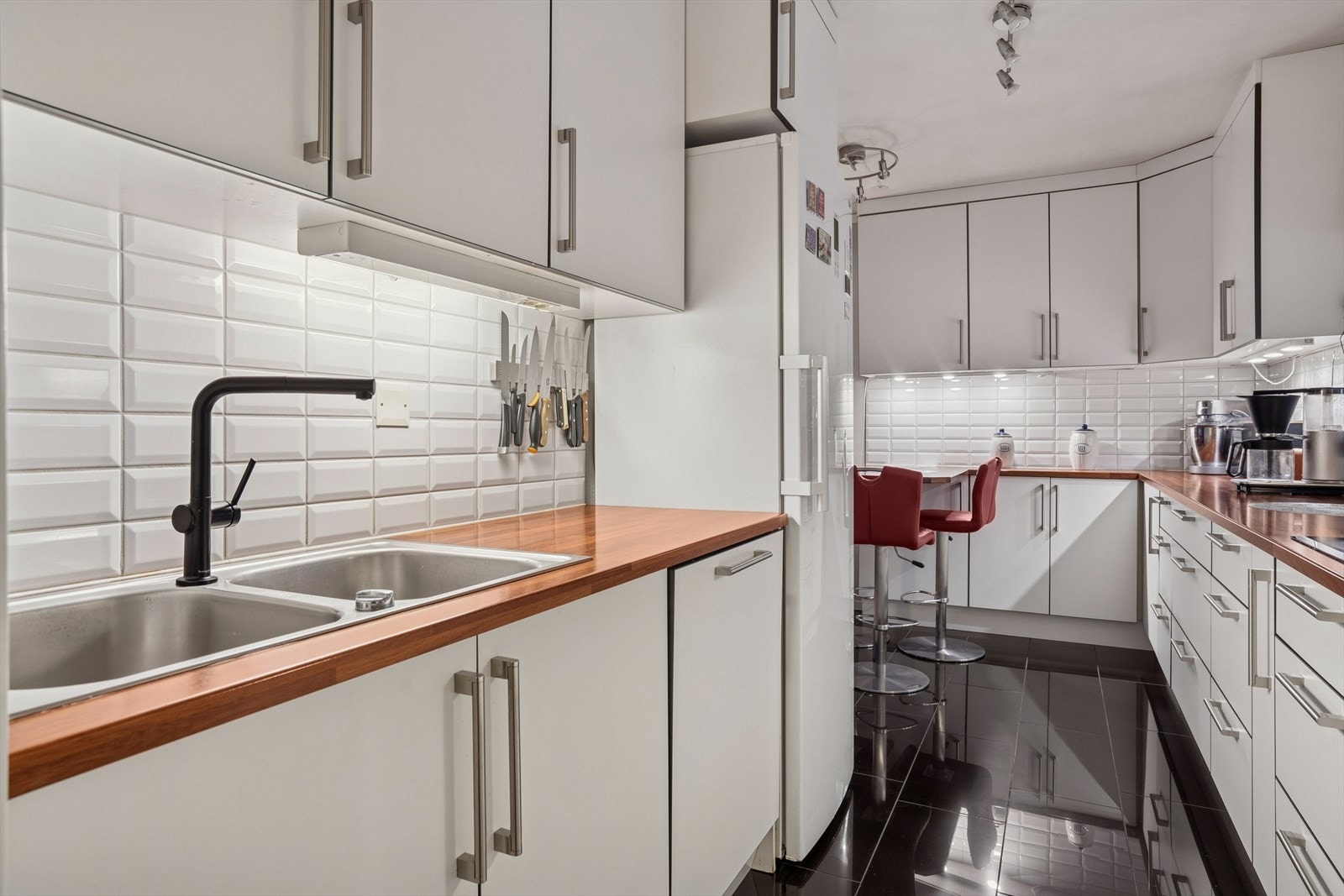 Innredningen består av lyse, slette fronter og laminat benkeplate. Galleribilde