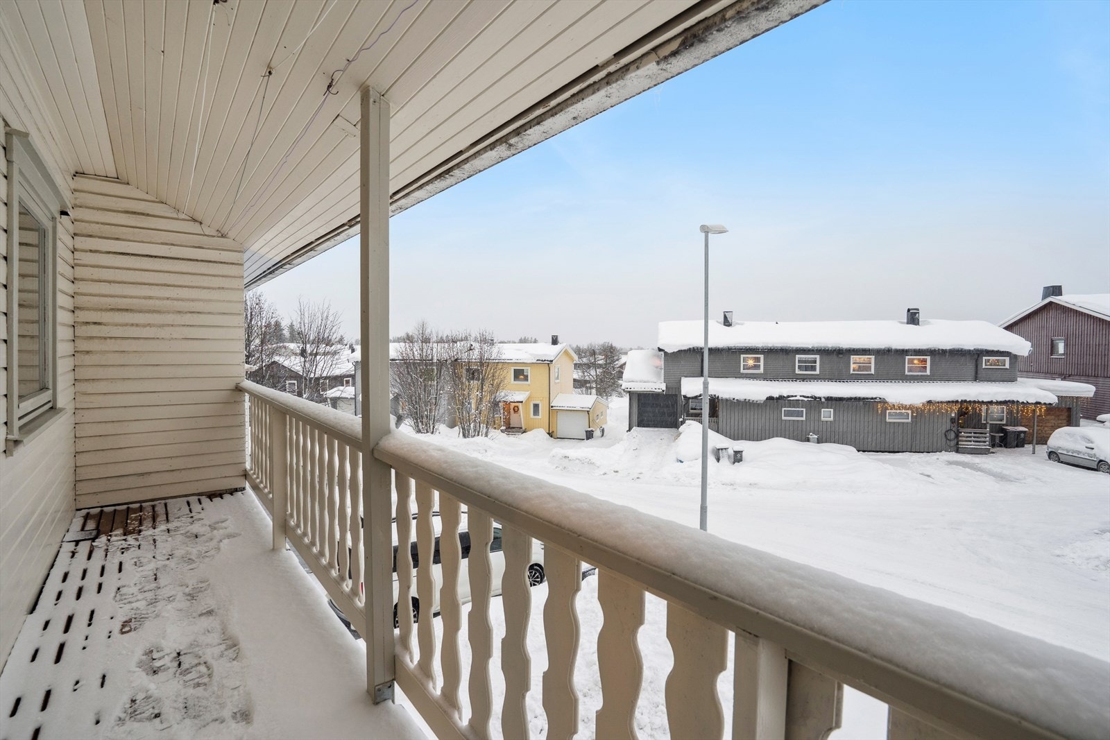 Fra hovedsoverommet er det adkomst ut til en praktisk, overbygget balkong. Galleribilde