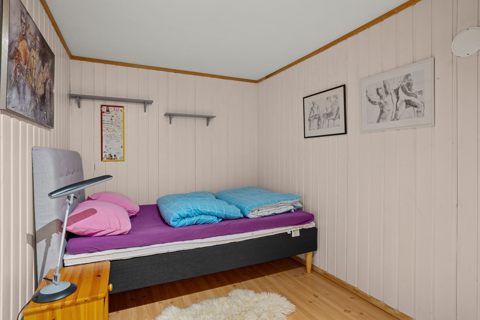 Tilleggsdel i kjeller innredet som soverom - ikke bruksendret eller godkjent som rom for varig opphold. Se punkt "Ferdigattest". Galleribilde