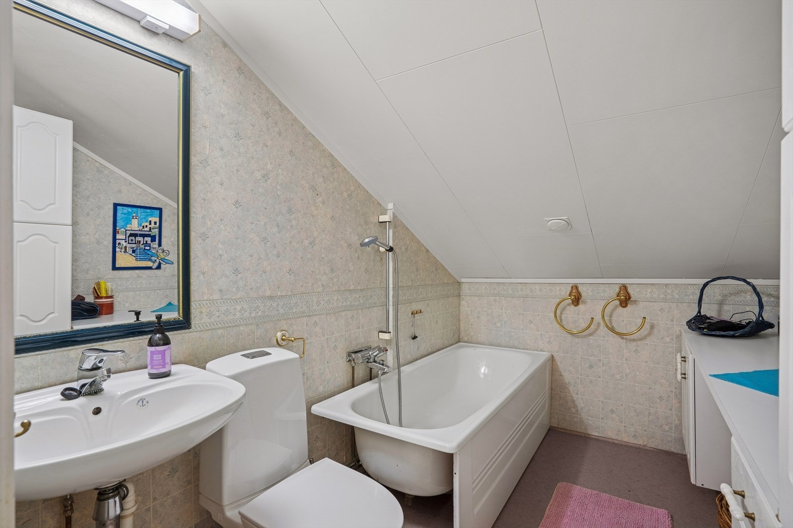 Badet i andre etasje består servant, toalett og badekar. Galleribilde