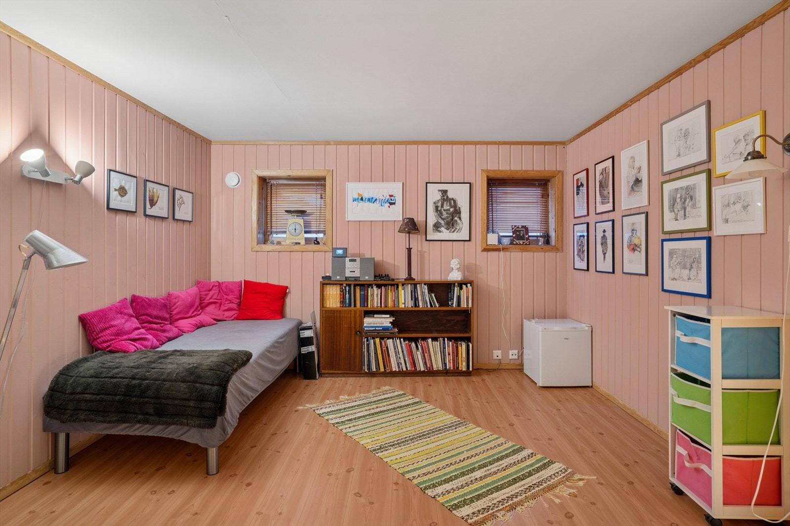 Tilleggsdel i kjeller innredet som tv-stue/soverom - ikke bruksendret eller godkjent som rom for varig opphold. Se punkt "Ferdigattest". Galleribilde