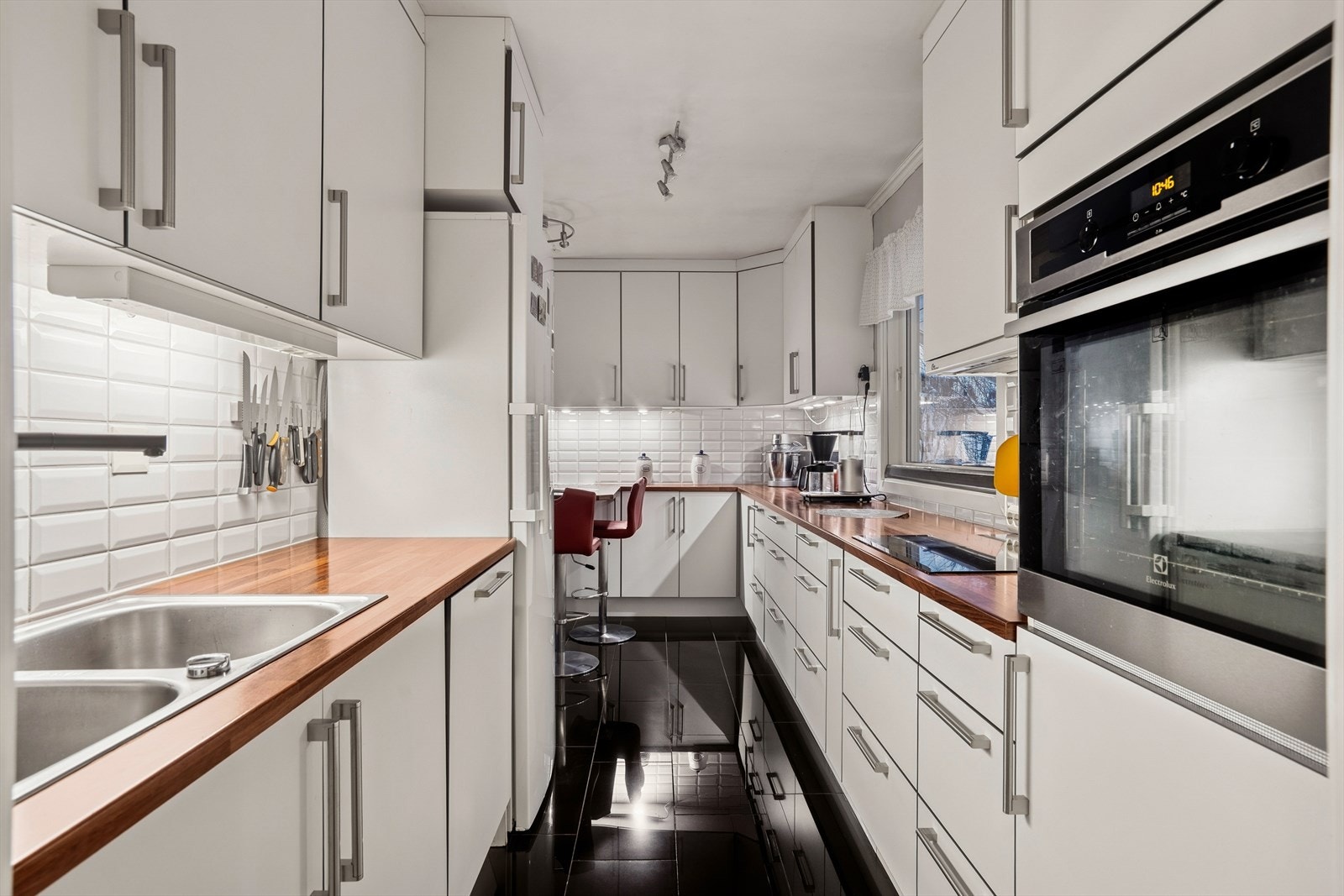 Det er både over- og underskap, samt fliser på vegg over benkeplaten. Galleribilde