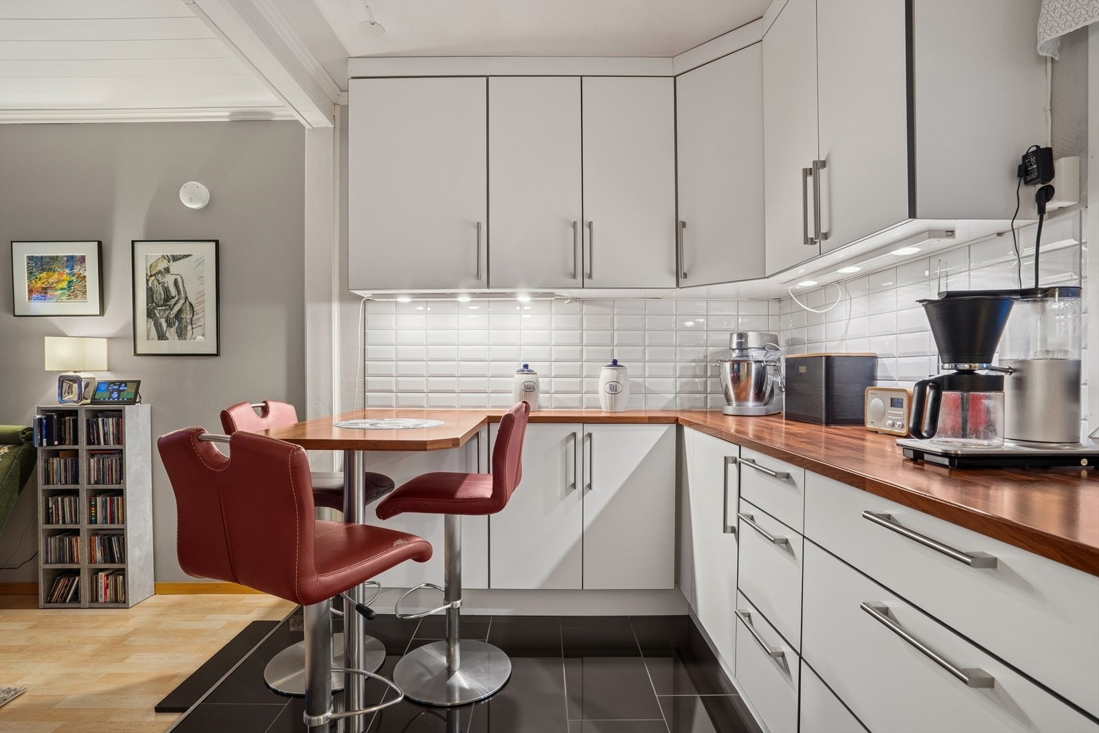 Kjøkkenet har en delvis åpen og sosial løsning mot stuen. Galleribilde