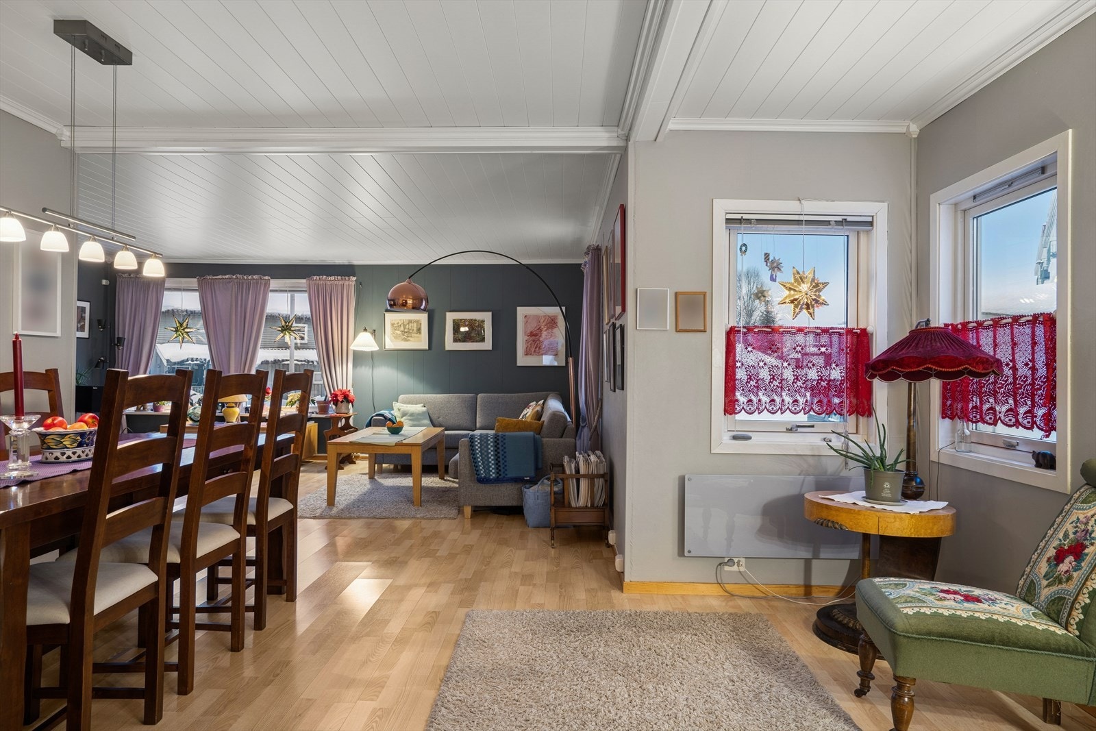 Stuen har laminat på gulvet, samt tapet og MDF plater på veggene. Galleribilde