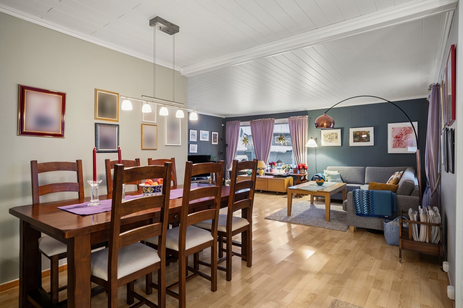 Hjemmet har en romslig stue med god plass til både sofa med tilhørende møblement og spisegruppe. Galleribilde