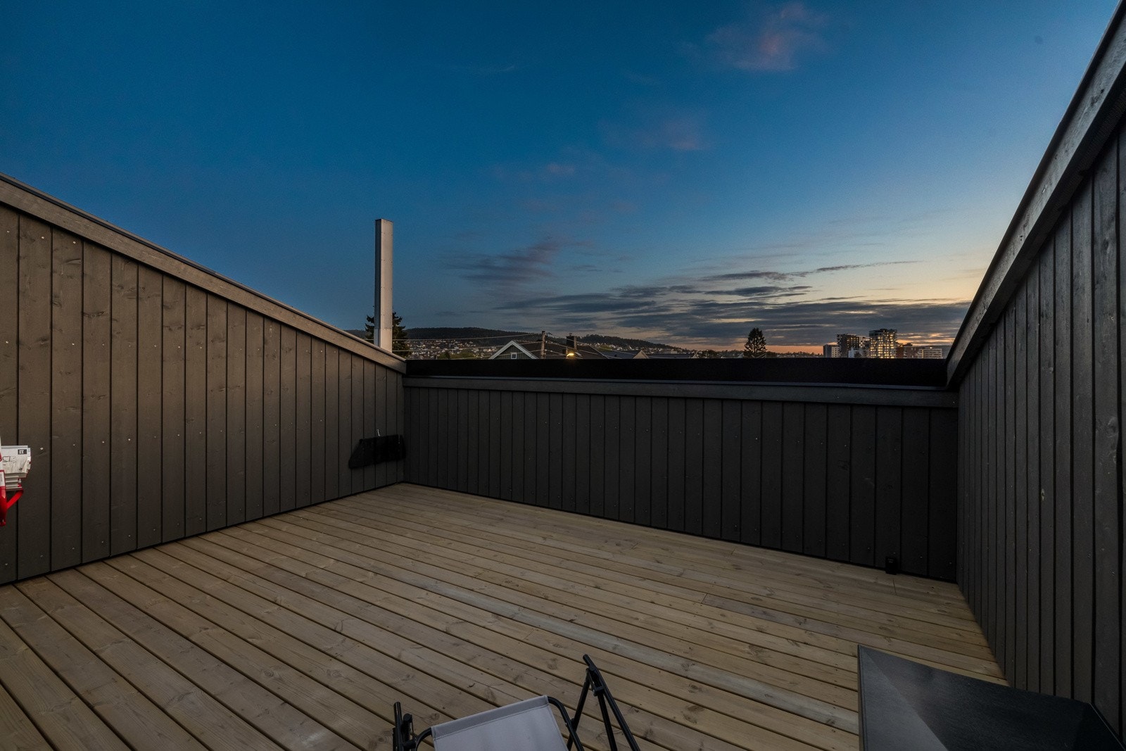 Boligenhar takterrasse, balkong og markterrasse med utgang til hage. Galleribilde