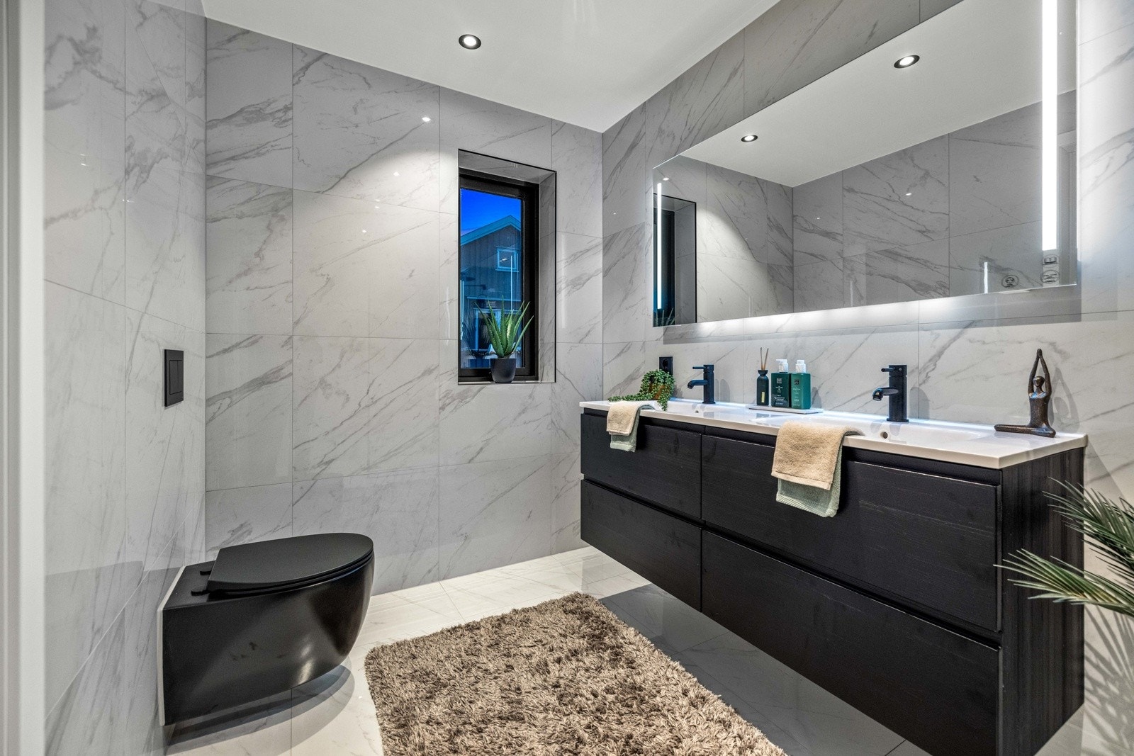 Meget delikat baderom med doble servanter og doble regnfallsarmaturer. Galleribilde